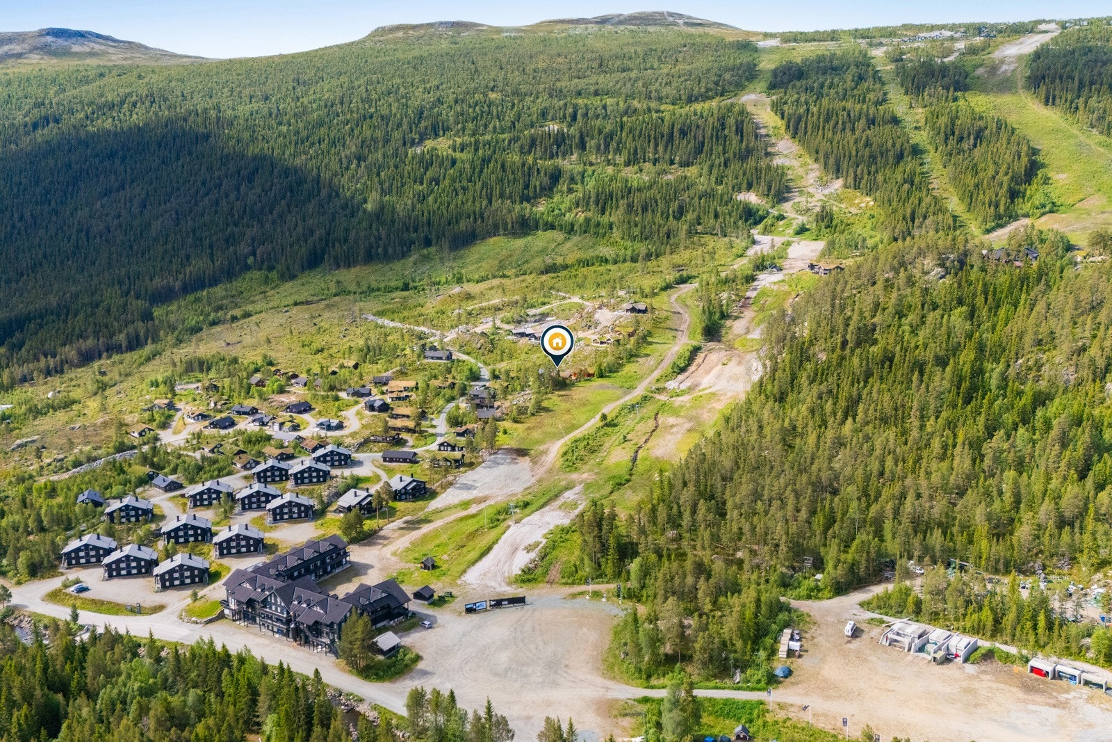 Hytta er nærmeste nabo til Uvdal Skisenter som byr på varierte bakker for både alpint, telemark og snowboard | anlegget har 5 heiser, 25 nedfarter og et eget jibbeområde Galleribilde