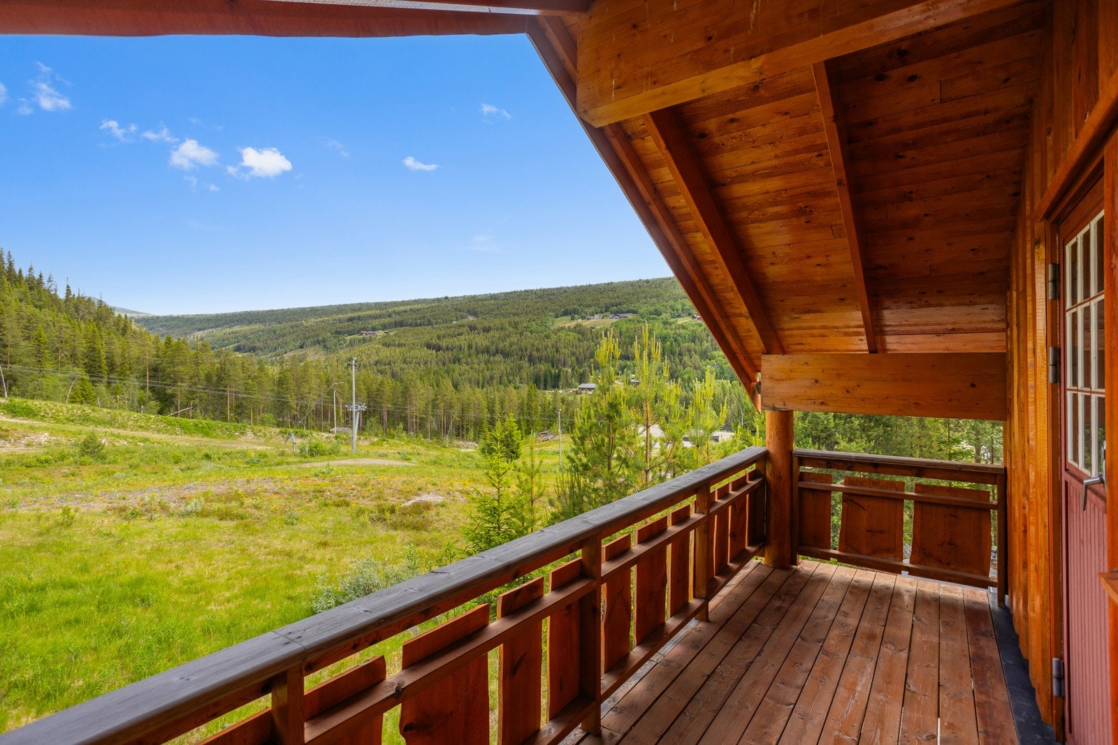 Balkong utenfor hems med fin utsikt mot skibakken Galleribilde