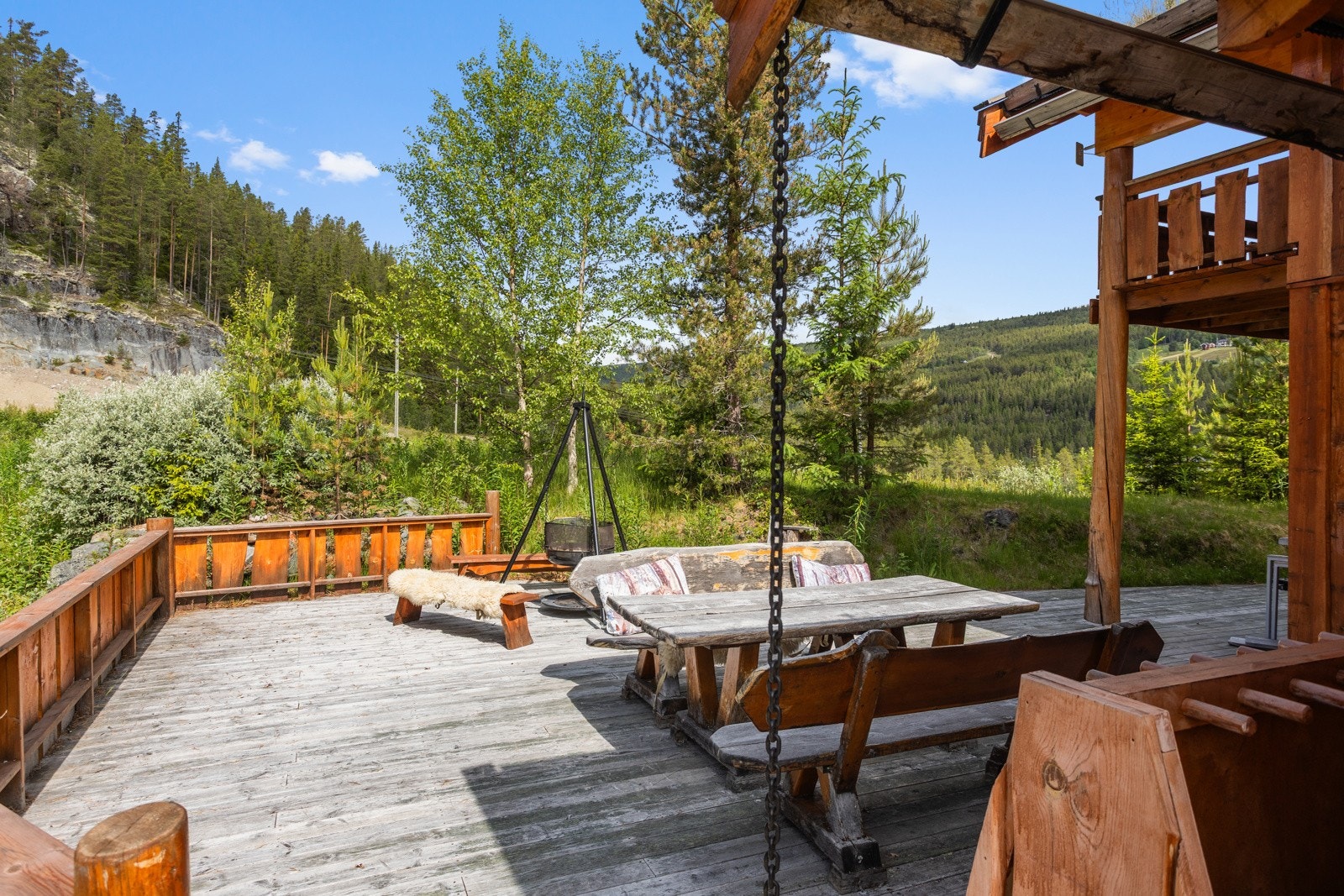 Store flotte opparbeidede utearealer / platting mot vest / mot skibakken Galleribilde