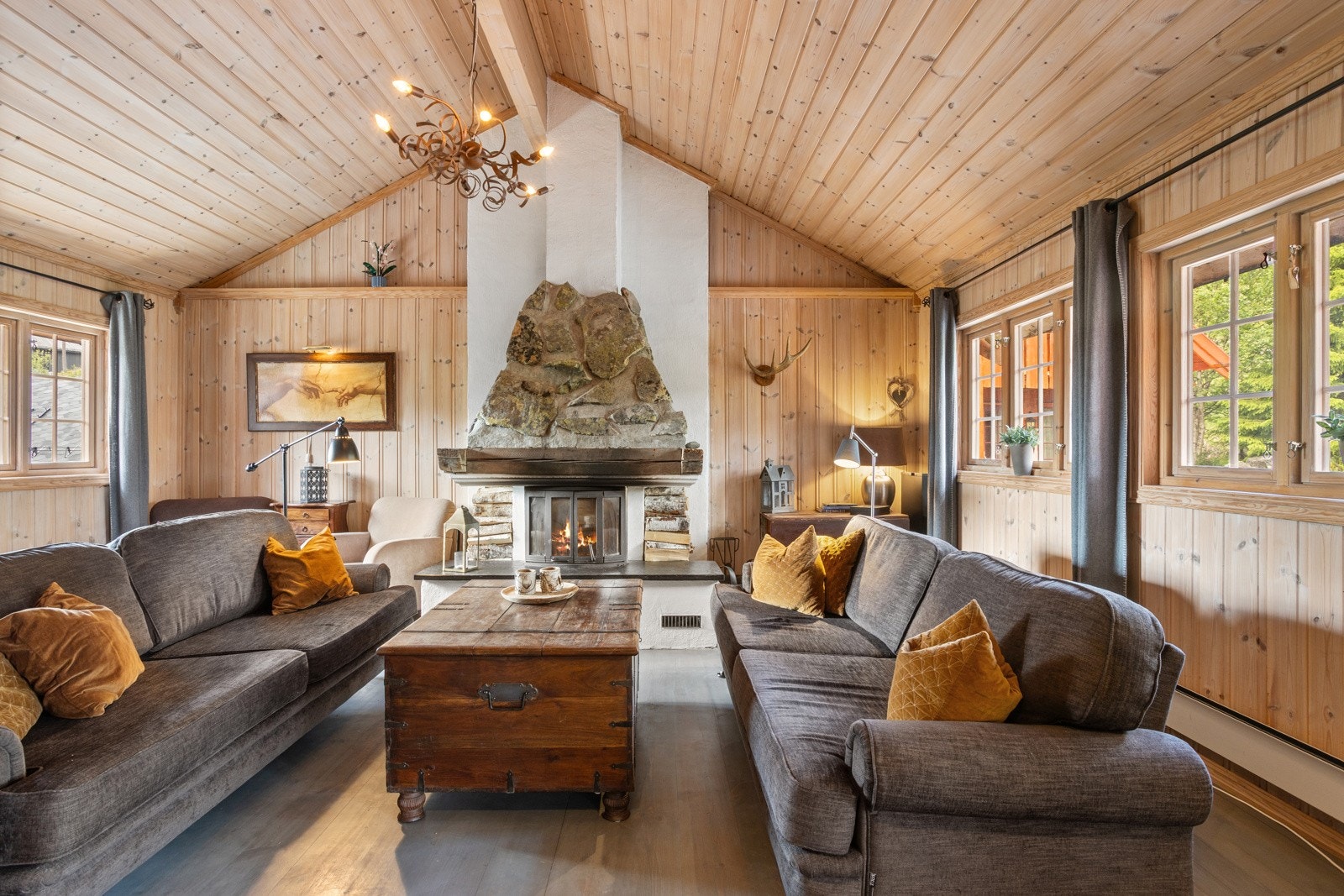 Vinduer mot både øst og vest gir mye lys og sol inn | utgang til platting / flotte uteområder fra kjøkkenet Galleribilde