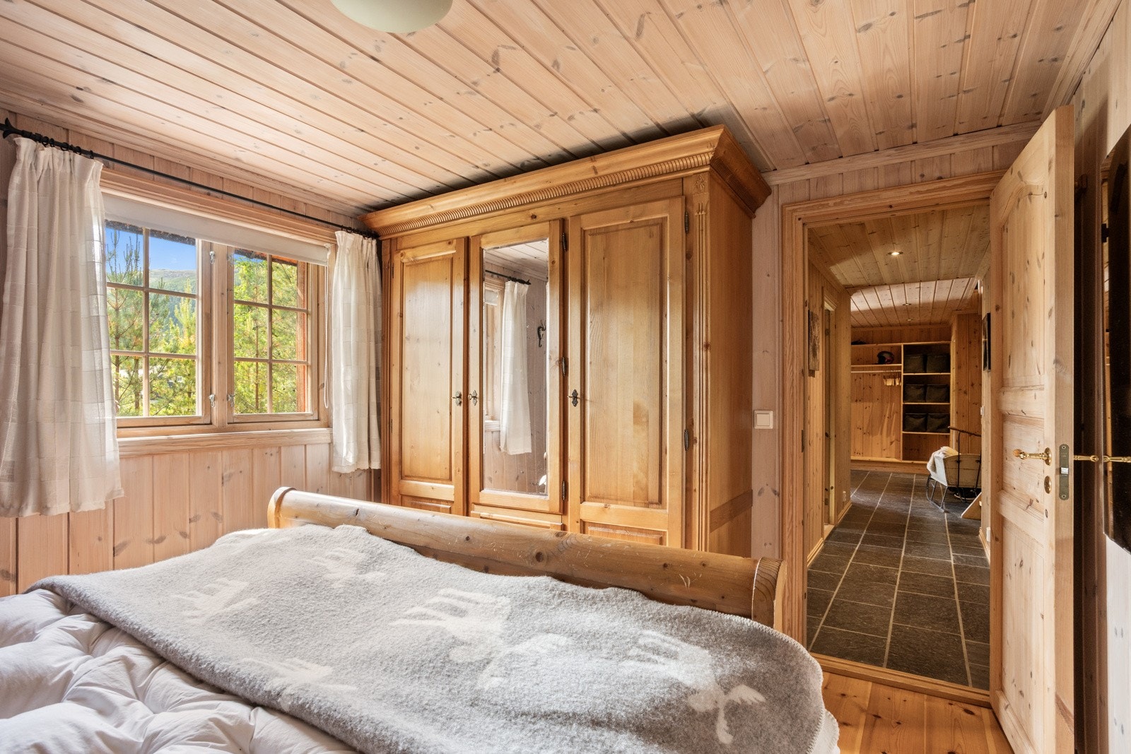 Garderobe i hovedsoverom Galleribilde