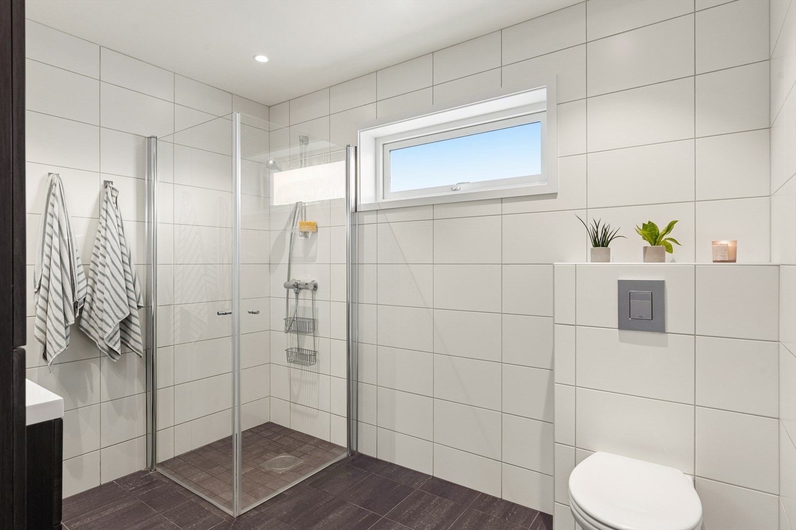 Flislagt bad med dusjhjørne. Galleribilde