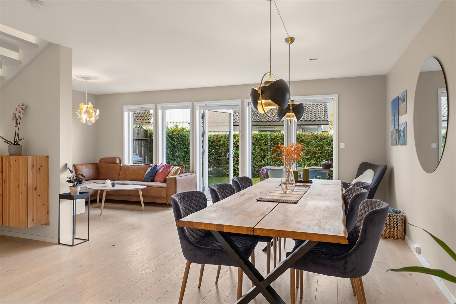 God plass til stor spisestue, og tv-stue. Galleribilde