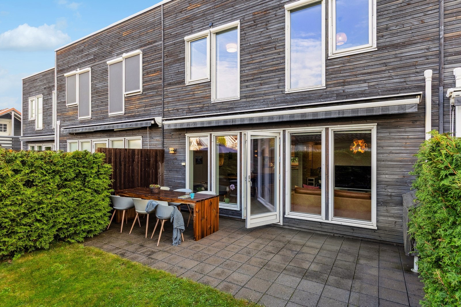 Stor markise, og elektriske zip-screens på soveromsvinduer. Galleribilde