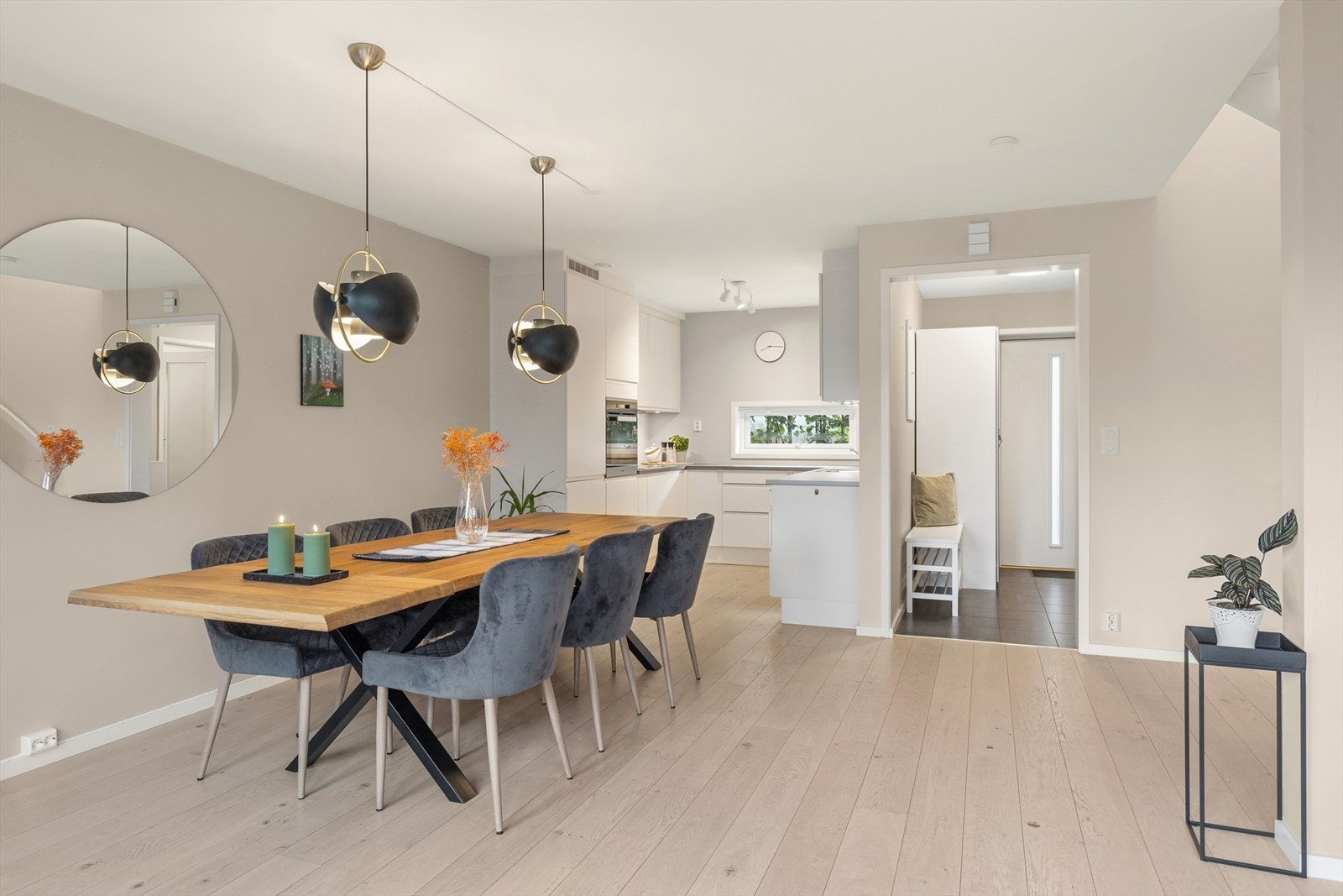 God plass til stor spisestue foran kjøkkenet. Galleribilde