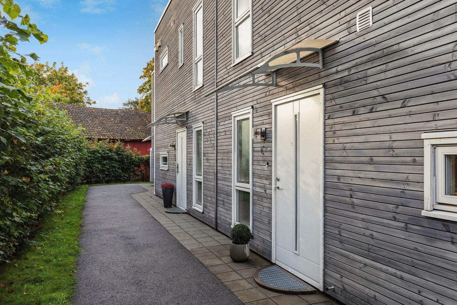 Takoverbygg ved inngangsdør. Galleribilde