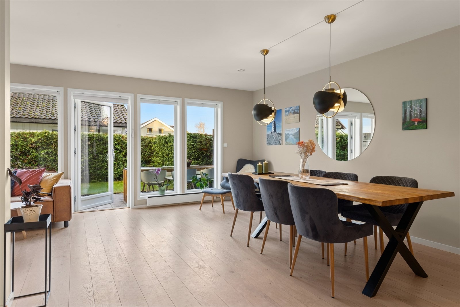 Store fine vindusflater, uten innsyn. Galleribilde