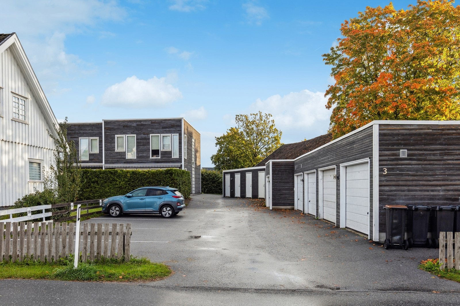 Garasje og bod i hver sin rekke. Galleribilde