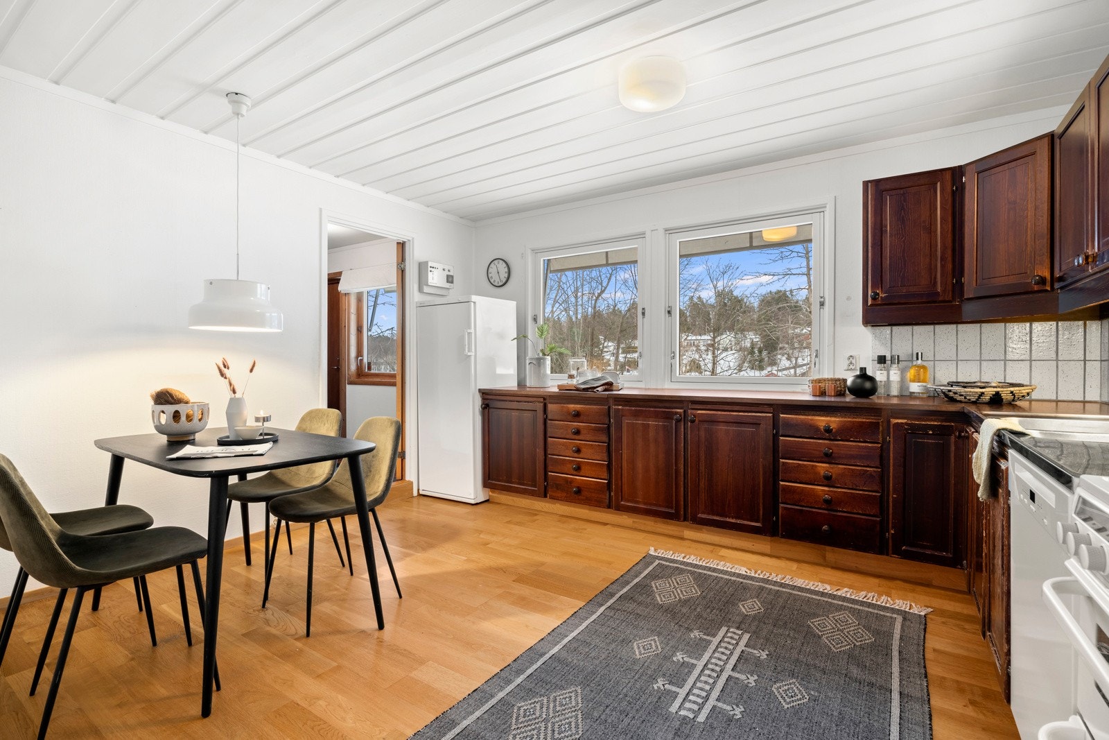 Stort spisekjøkken i 1. etasje med hyggelig plass til spisebord og utgang via grovkjøkken/vaskerom til terrasse. Galleribilde