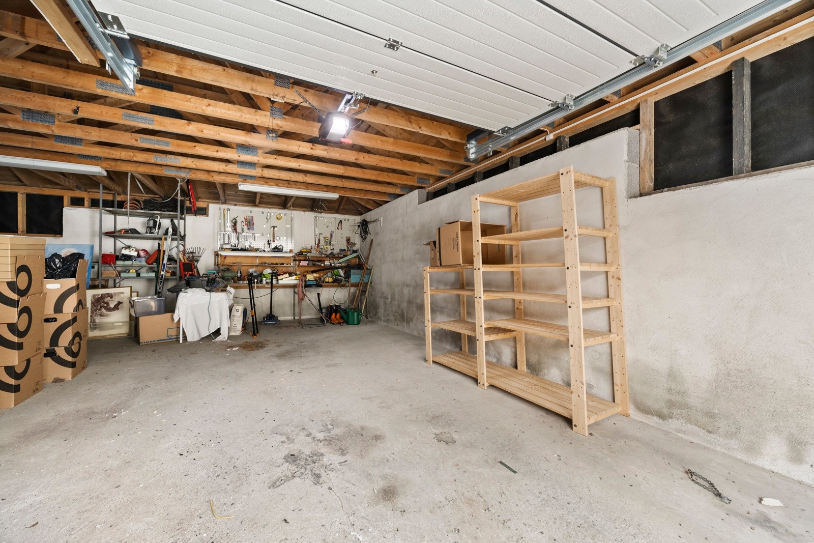 Garasje med arbeidsbenk og hyller som medfølger salget Galleribilde