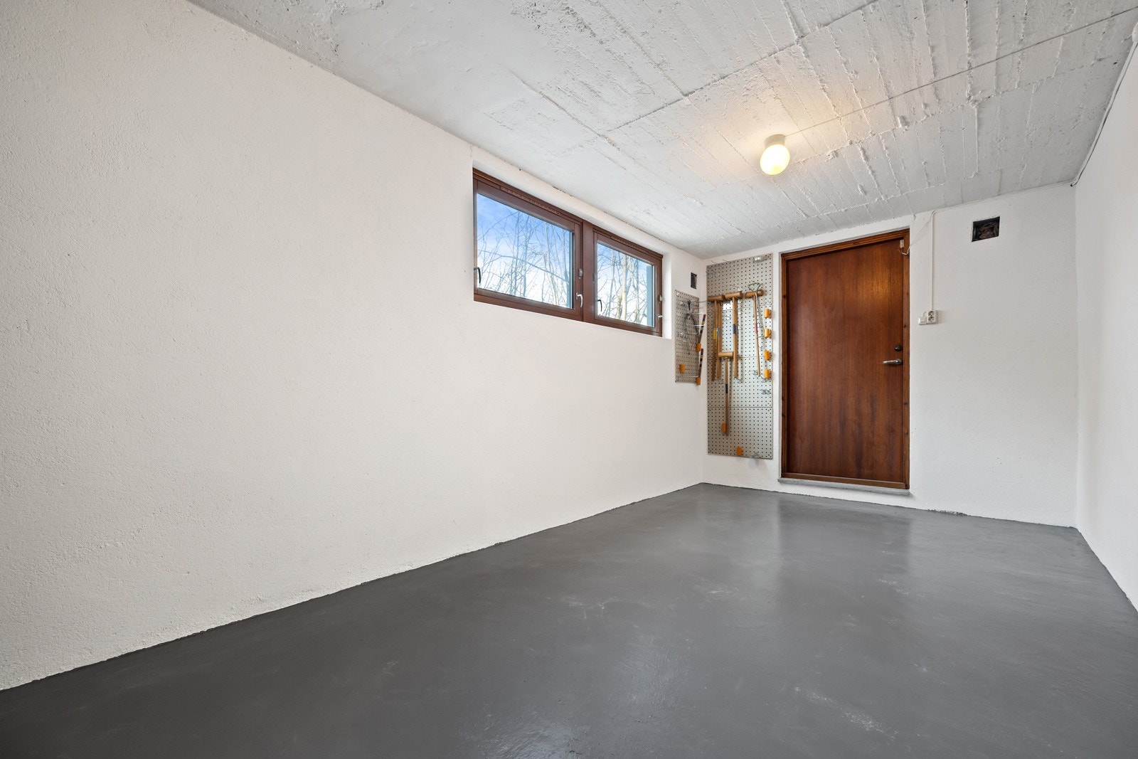 Bod under terrassen. Tilgang fra kjellerstue og fasaden. Galleribilde