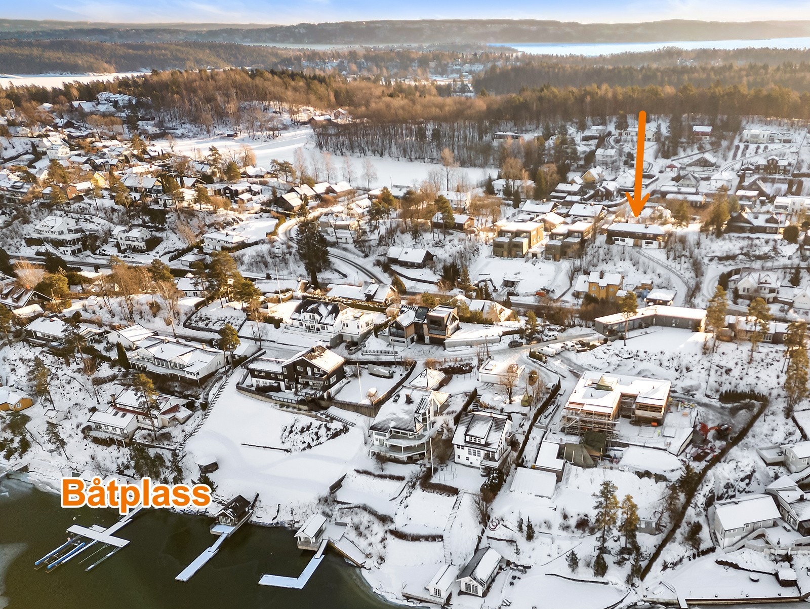 Kort gangavstad til båtplass og båthus. Galleribilde