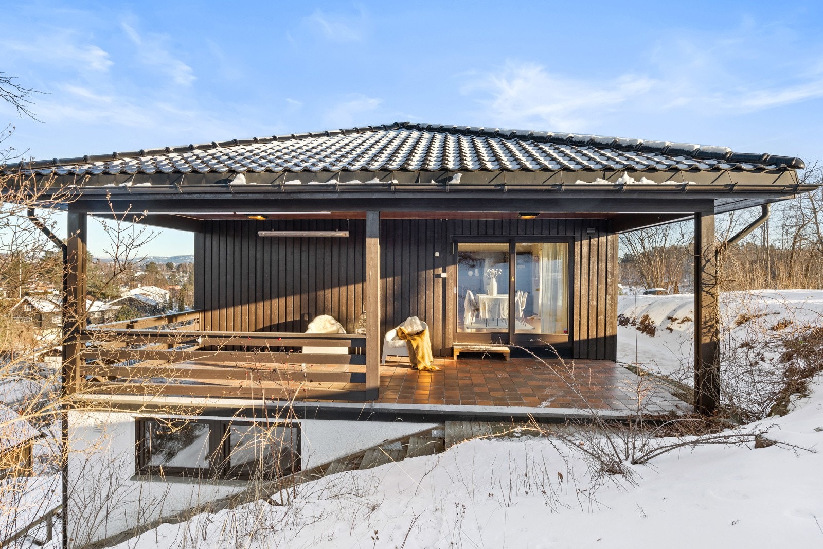 Stor overbygd terrasse med nydlig utsikt og kveldsol Galleribilde