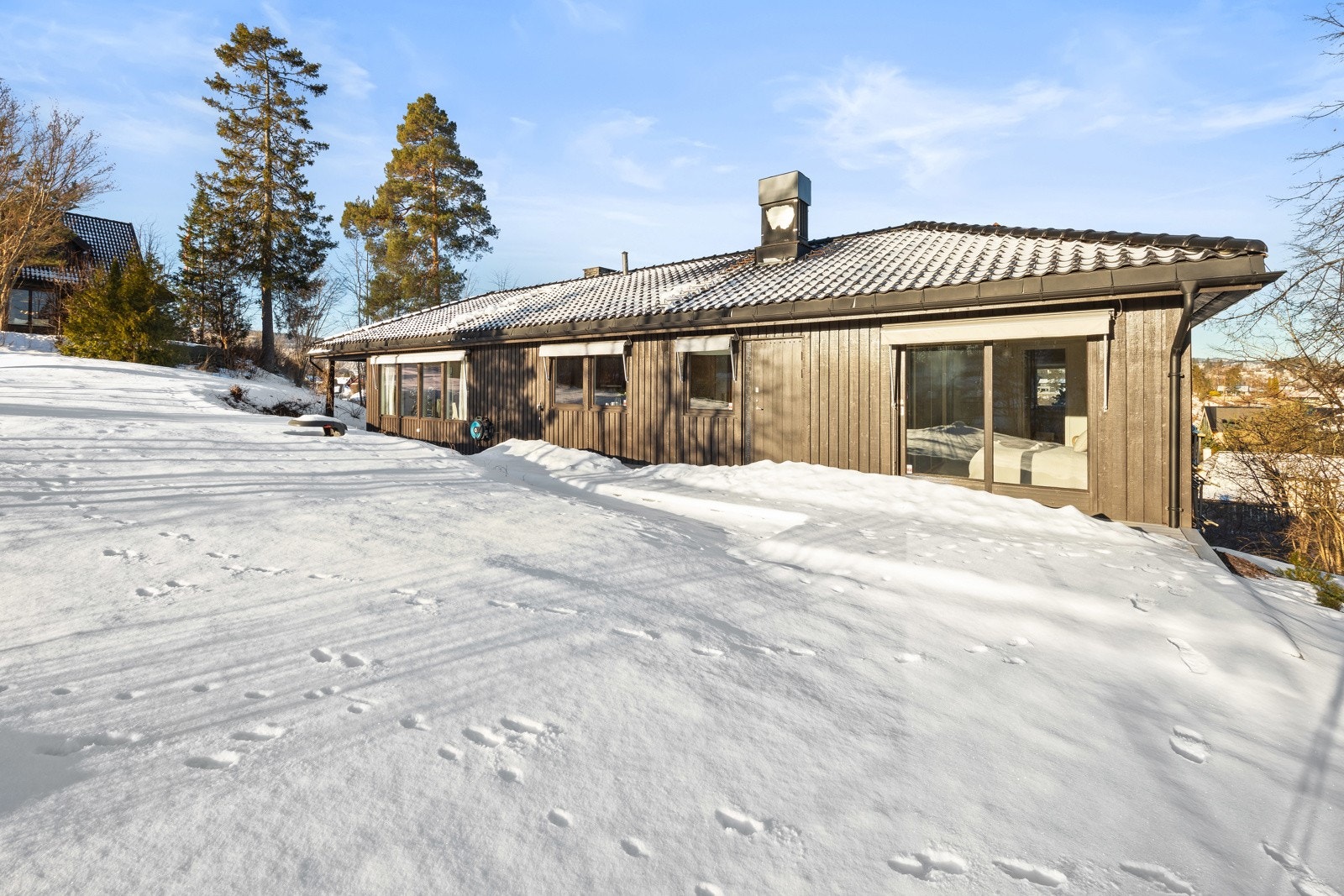Solrik tomt med terrasse med terrassebord av kompositt på 27 kvm. Galleribilde