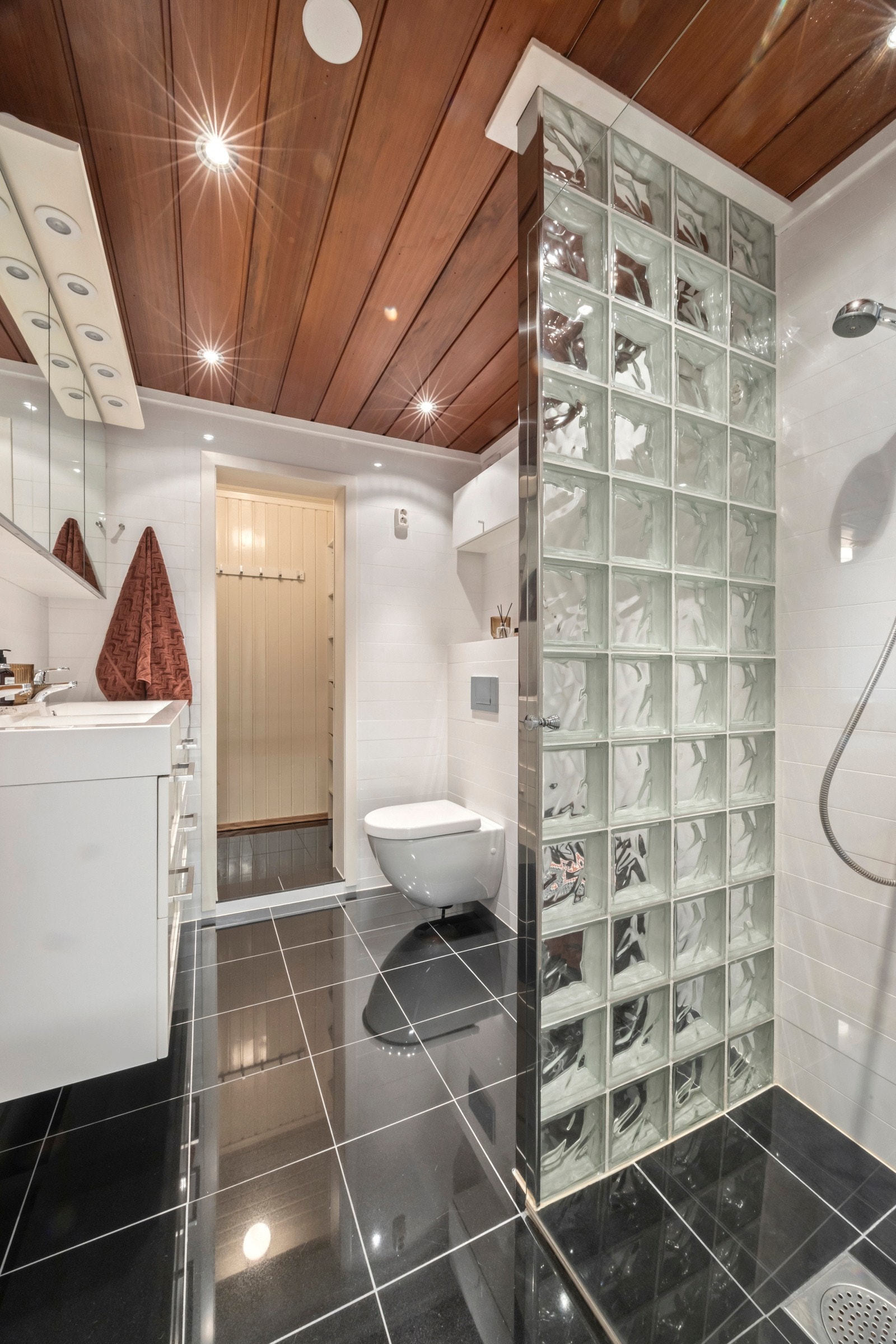 Baderom i tilknytning til soverom i underetasjen Galleribilde