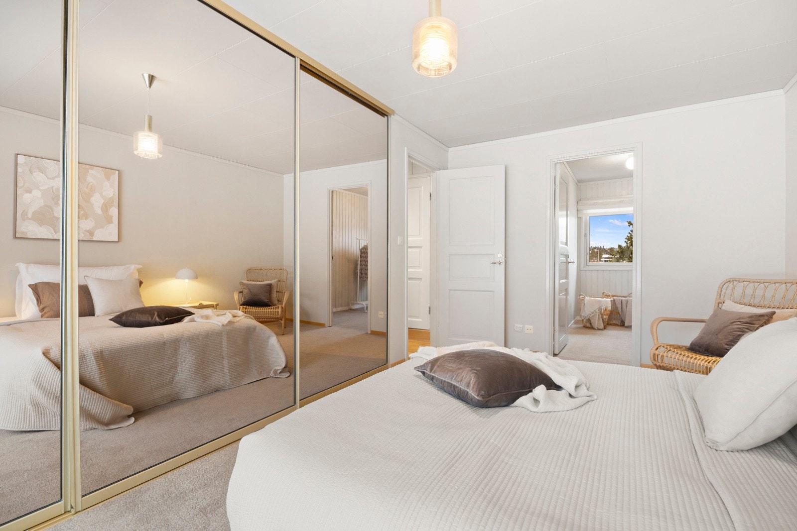 Hovedsoverom i 1. etasje med garderobe og utgang til terrasse. Galleribilde