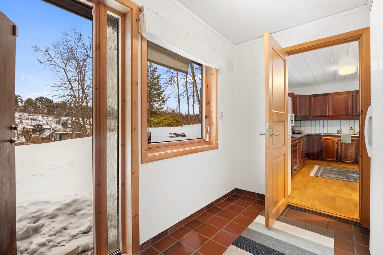 Vaskerom i 1. etasje med utgang til terrasse med terrassebord av kompositt på 27 kvm og hage Galleribilde