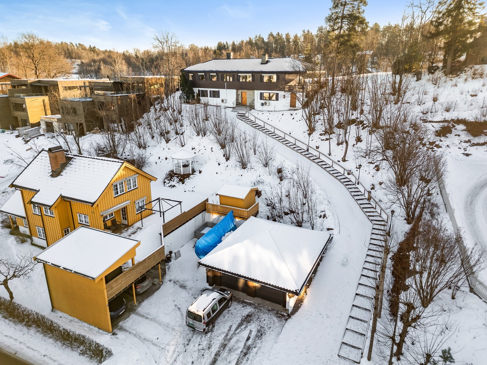 Fra garasejen er tilgang via vei opp eller trapp opp til huset Galleribilde