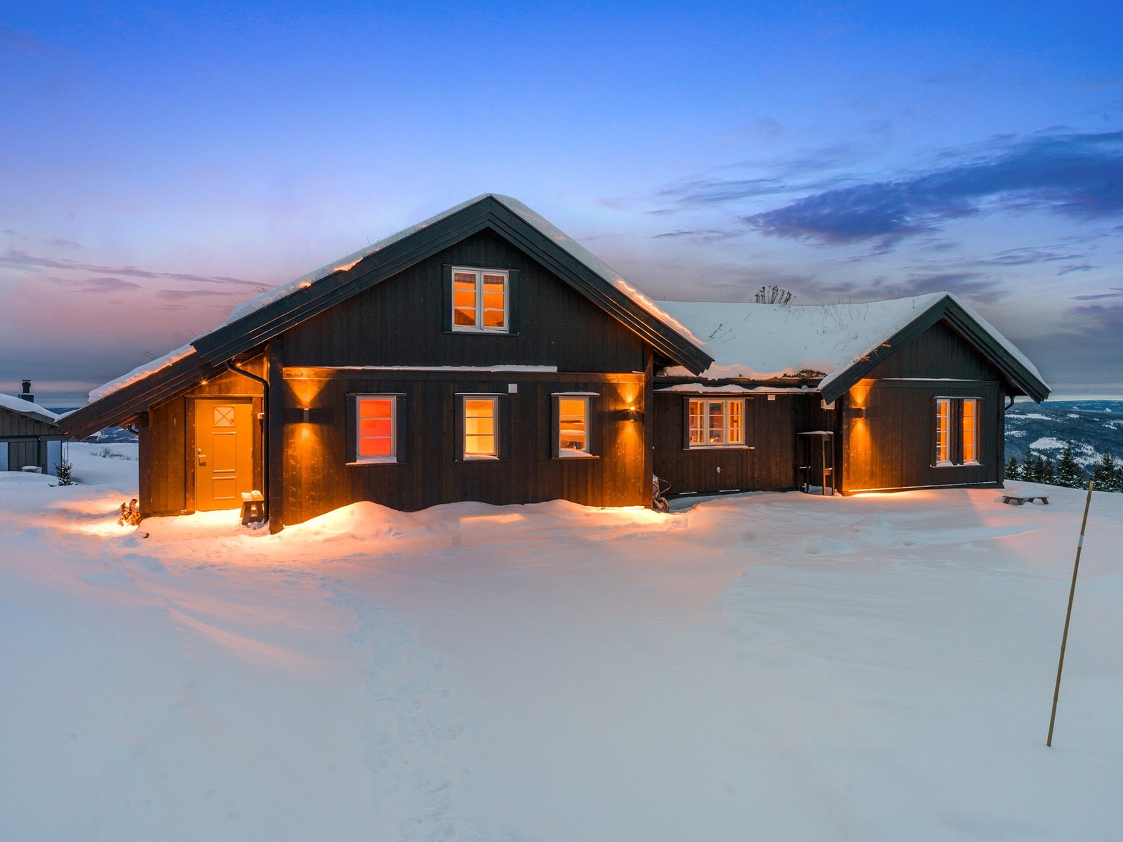 Det er bilvei helt frem til hytta. Snømåking frem til hytta er inkludert i velforeningskontingenten og bestilles via. app. Galleribilde