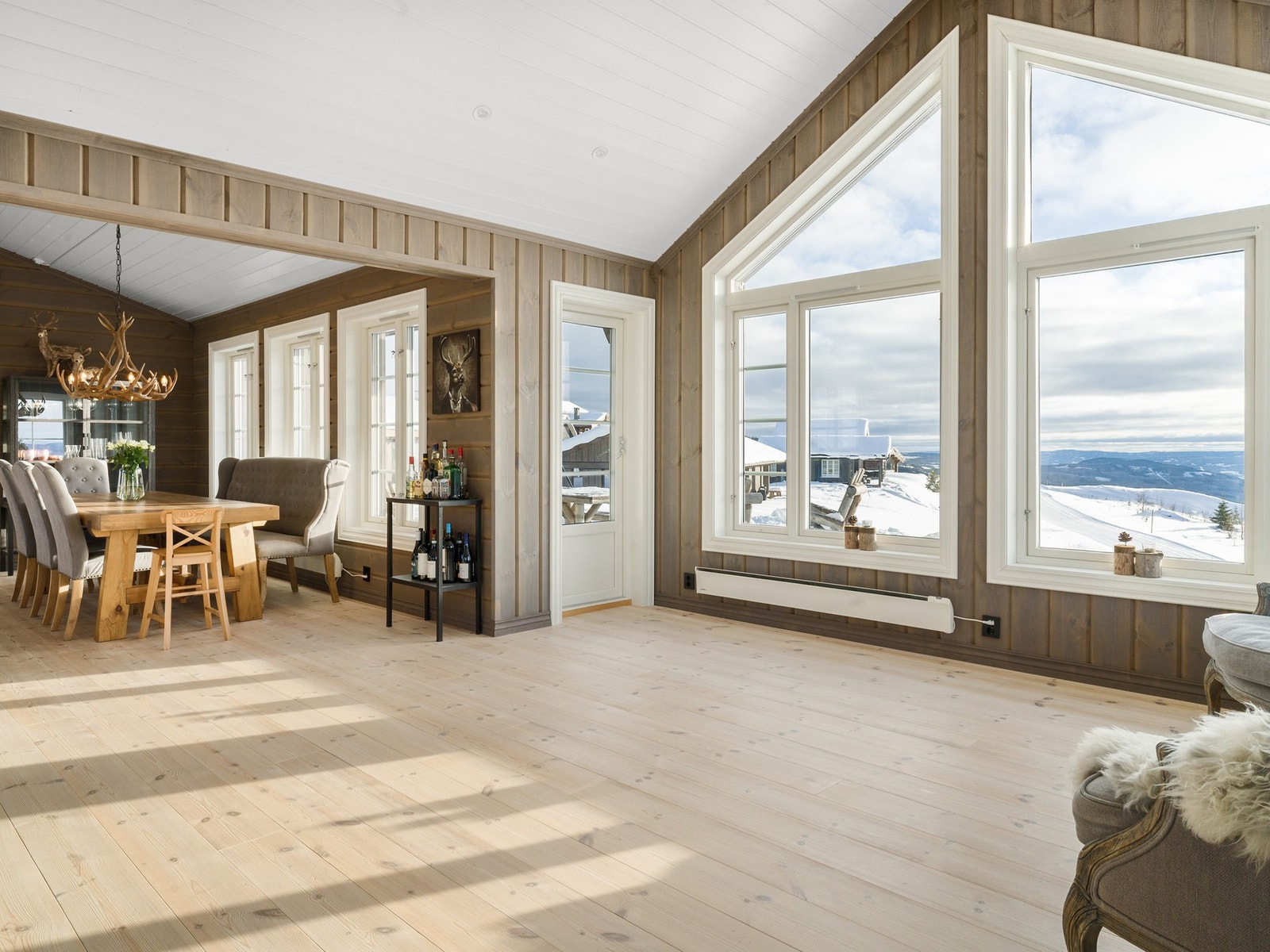 Stuen har god takhøyde og store vindusflater med flott utsikt. Galleribilde