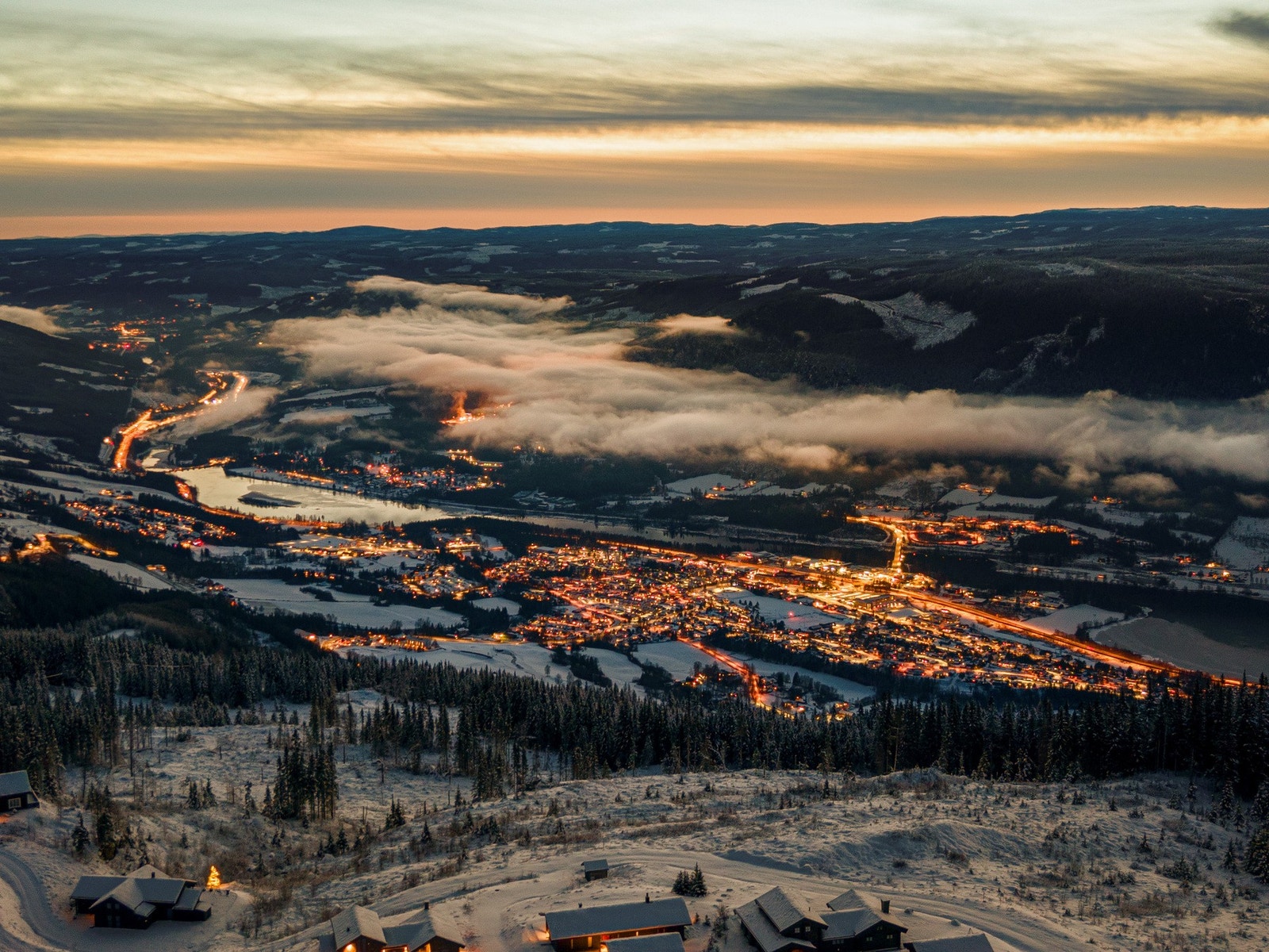 Det som kjennertegner Lisetra er det vakre seterpreget og ro. Dette i kombinasjon med umiddelbar nærhet til langrennsløyper og kort vei til alpinanlegg. Ca. 20 minutter med bil til Lillehammer. Galleribilde