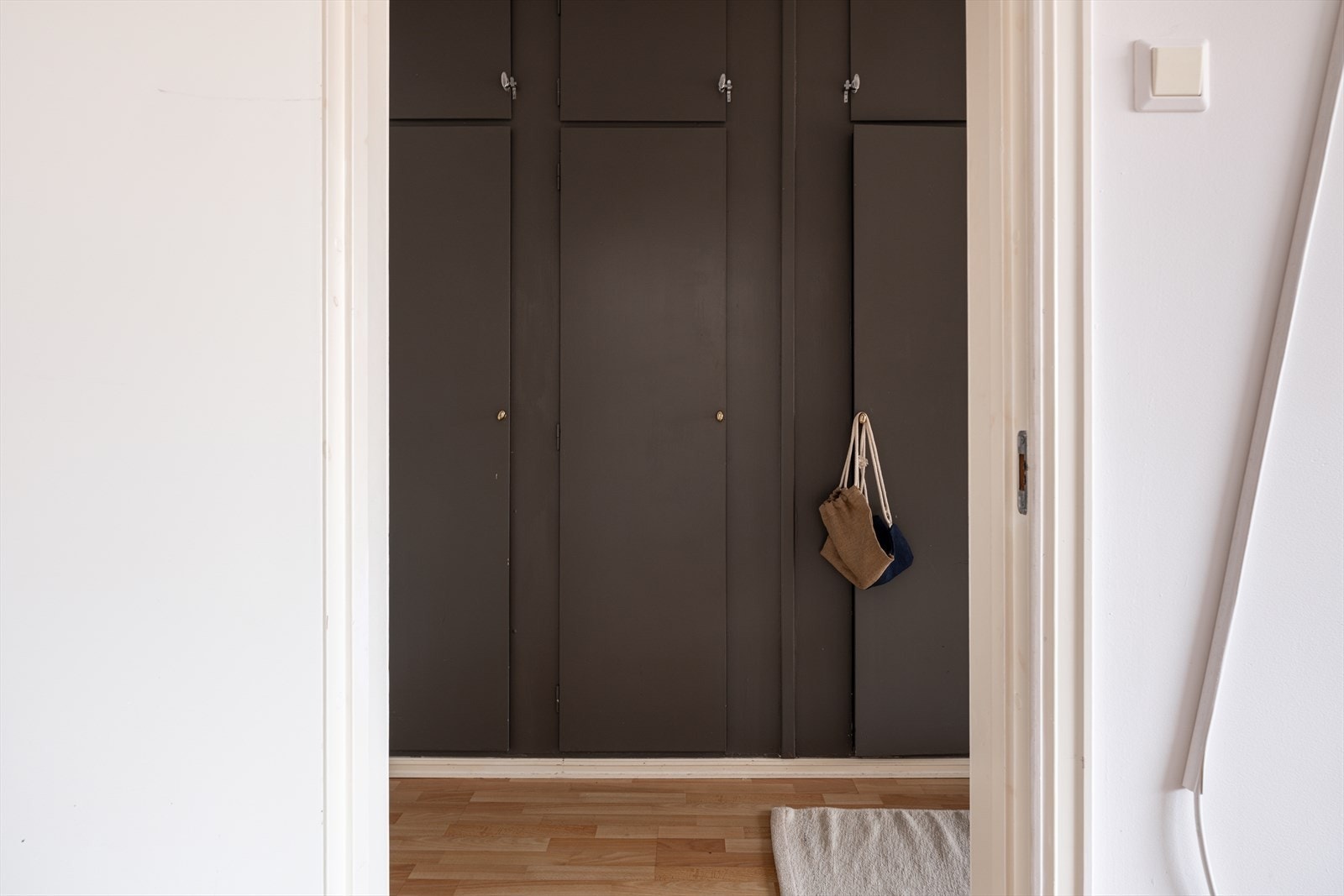 Det god plass til oppbevaring av yttertøy og sko i innebygde skap. Galleribilde