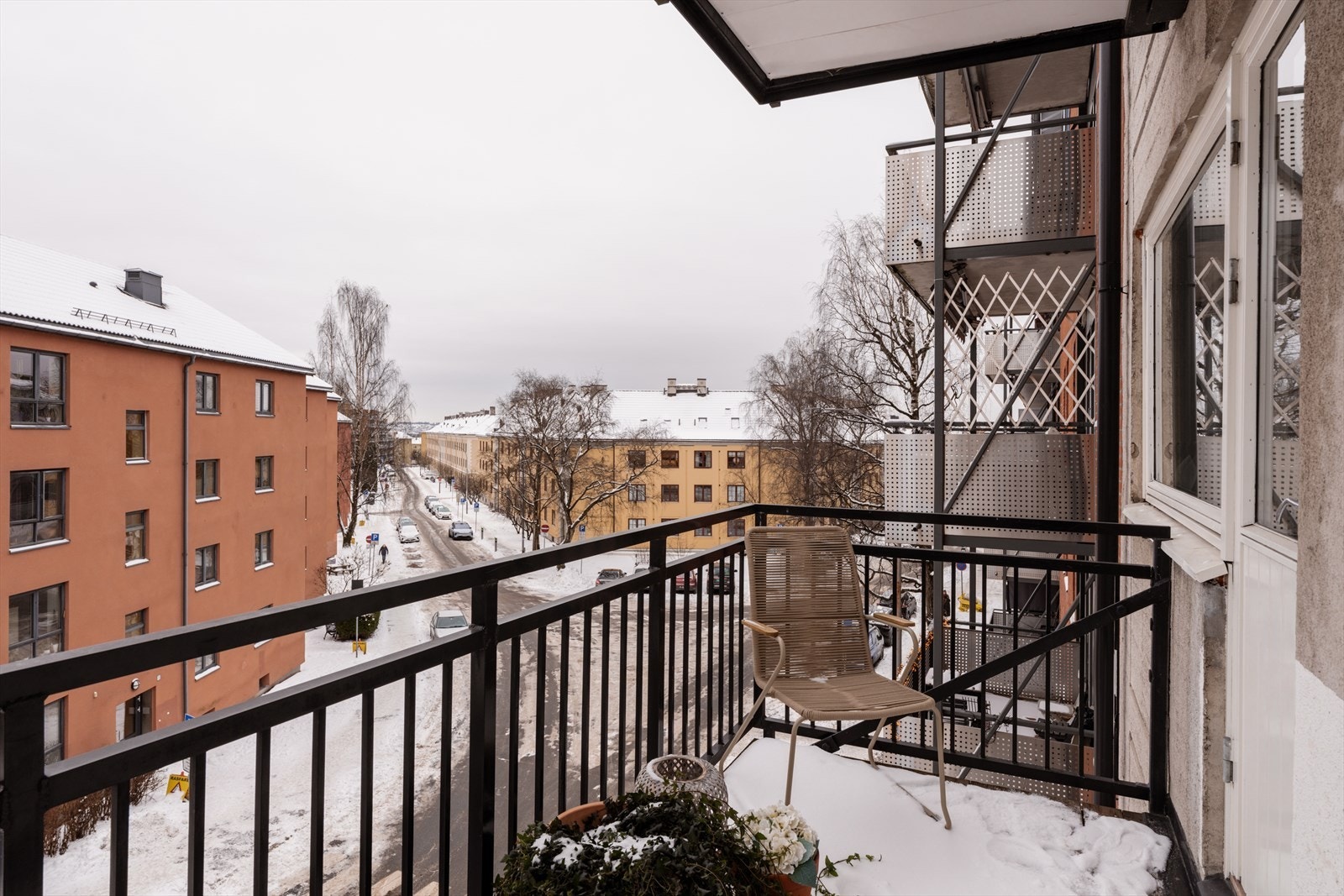 Balkongen ligger vendt ut mot hyggelige omgivelser. Galleribilde