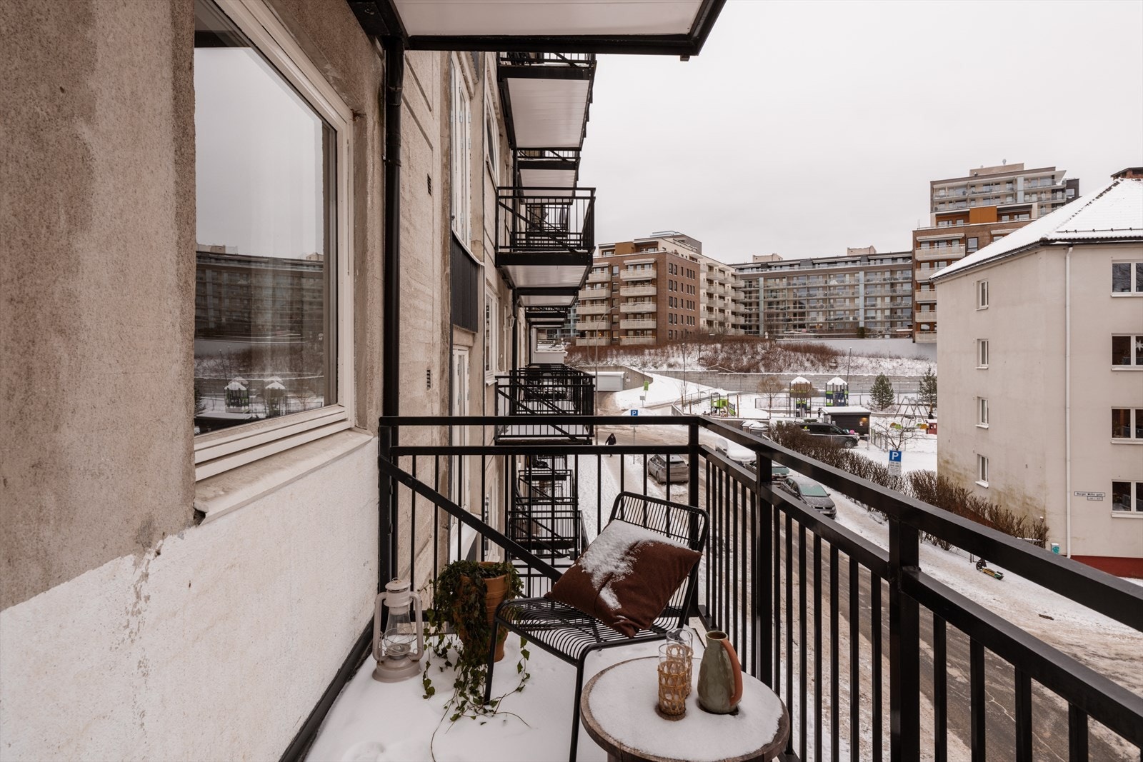 Flott balkong på ca. 5m² med plass til utemøbler, planter og grill. Galleribilde