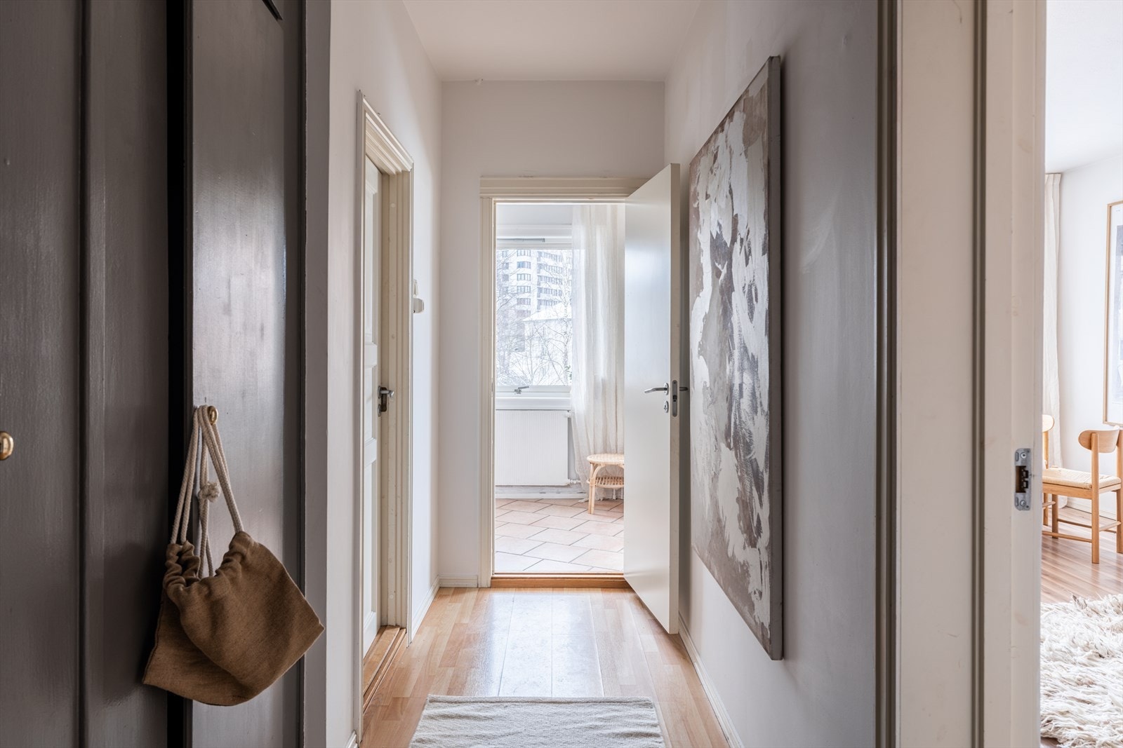 Leiligheten blir oppvarmet med vegghengte radiatorer. Oppvarming er inkludert i felleskostnadene. Galleribilde