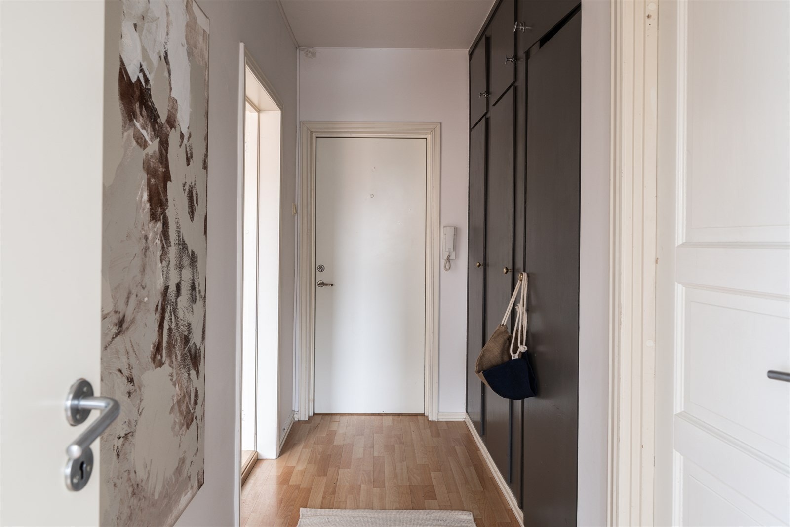 Innbydende entré/gang som gir et godt førsteinntrykk av boligen. Leiligheten disponerer en kjellerbod. Galleribilde