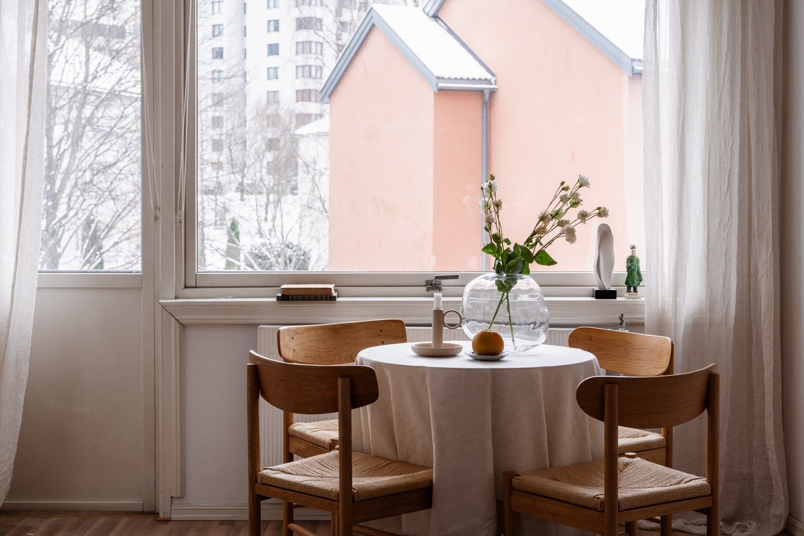 Det er en naturlig plass for spisebord ved vinduet. God plass for å invitere gjester til et hyggelig måltid. Galleribilde