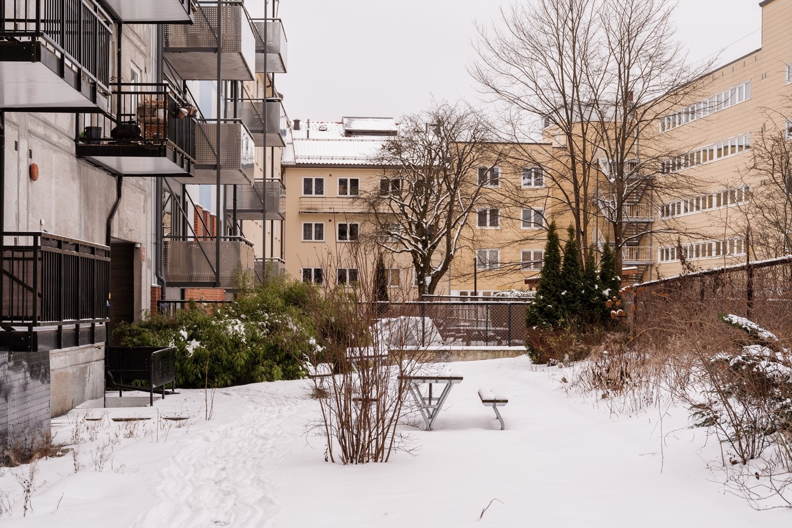 Hyggelig lukket bakgård med flere sittegrupper. Galleribilde