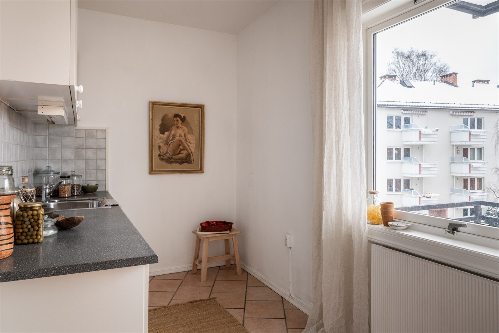 Separat kjøkken hvor plassen er godt utnyttet med rikelig skap- og benkeplass. Galleribilde