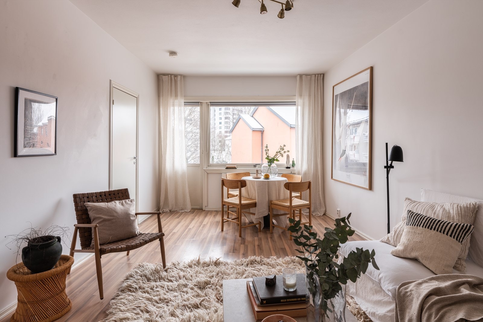 Store vindusflater sikrer gode lysforhold og skaper en luftig atmosfære i rommet. Galleribilde