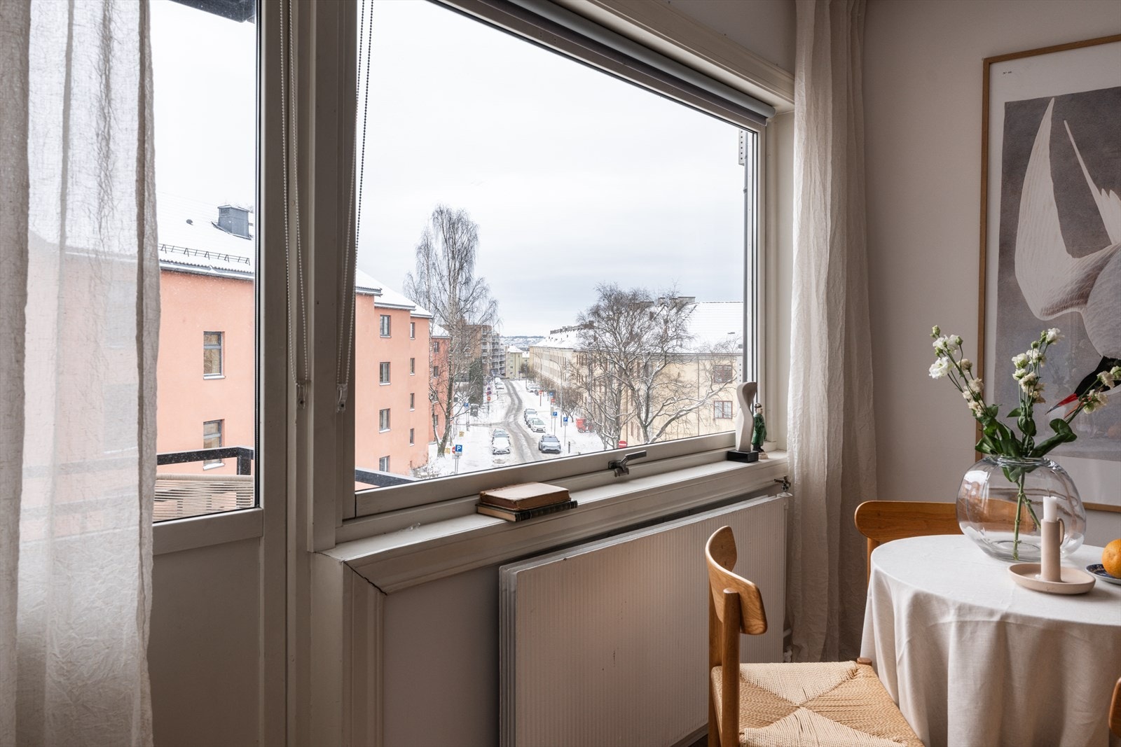 Leiligheten ligger høyt og fint til i byggets 3. etasje med heisadkomst. Galleribilde