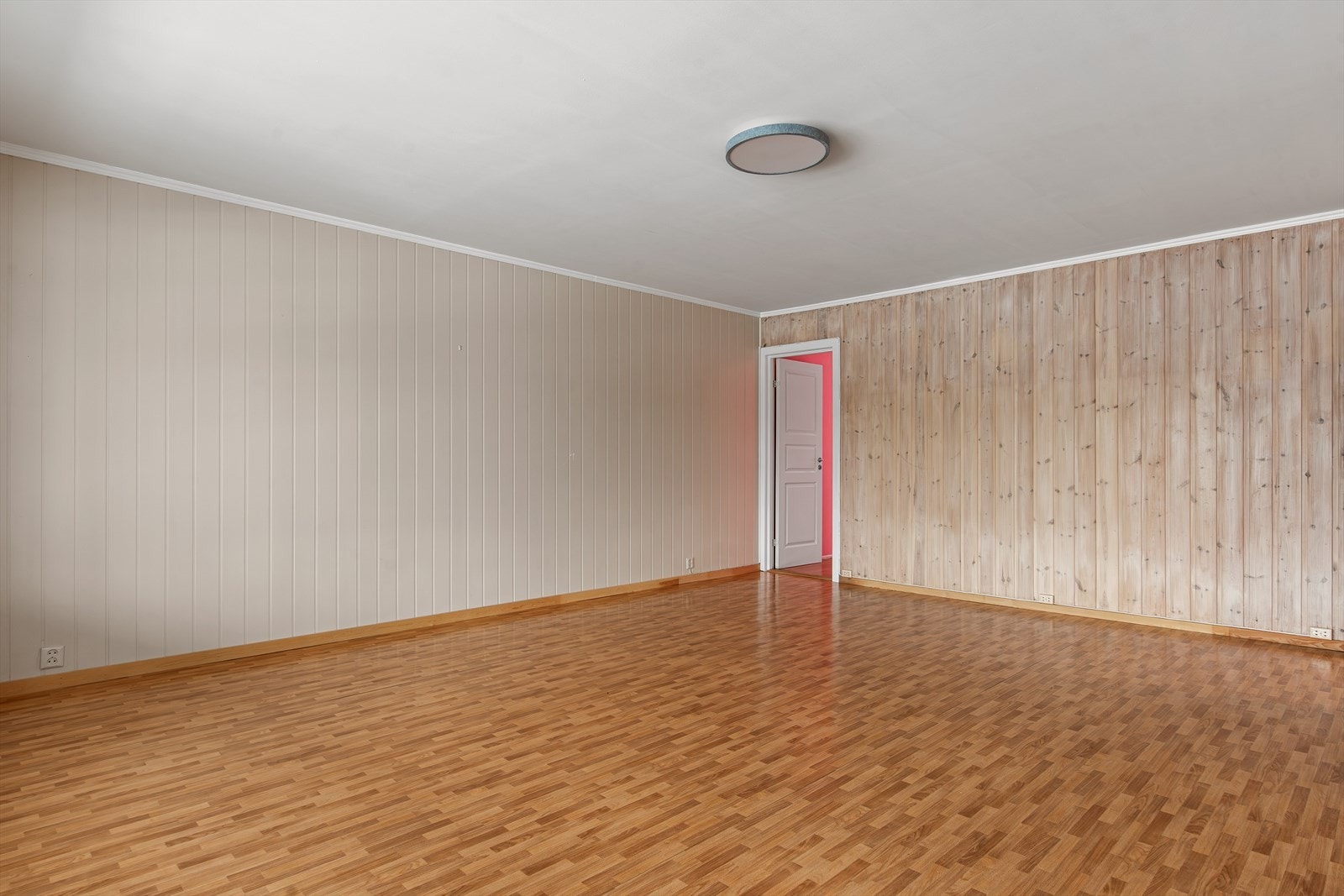 Fra stuen er det inngang til det største soverommet. Galleribilde