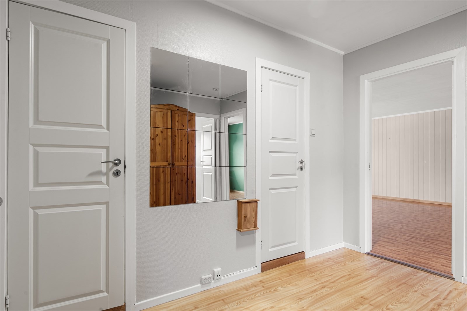 Velkommen inn! I gangen er det inngang til toalettrom og bad. Galleribilde