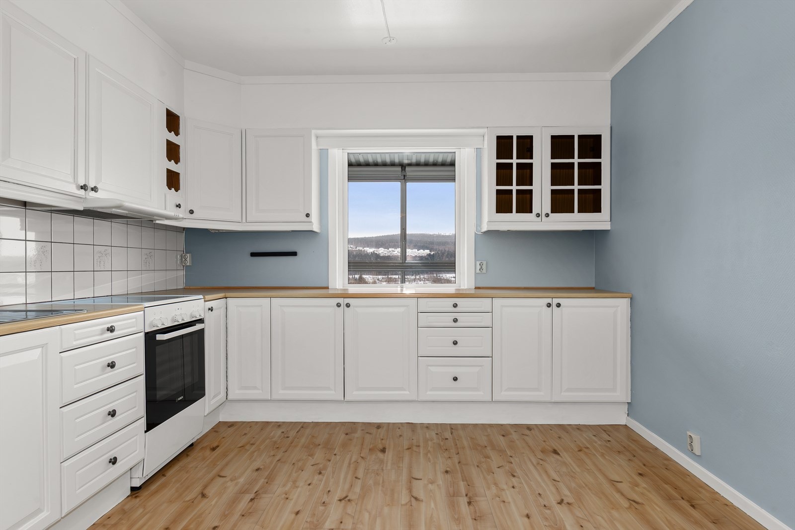 Her på kjøkkenet er det godt med benkeplass og store muligheter for å nyte litt utsikt mens man lager litt mat! Galleribilde