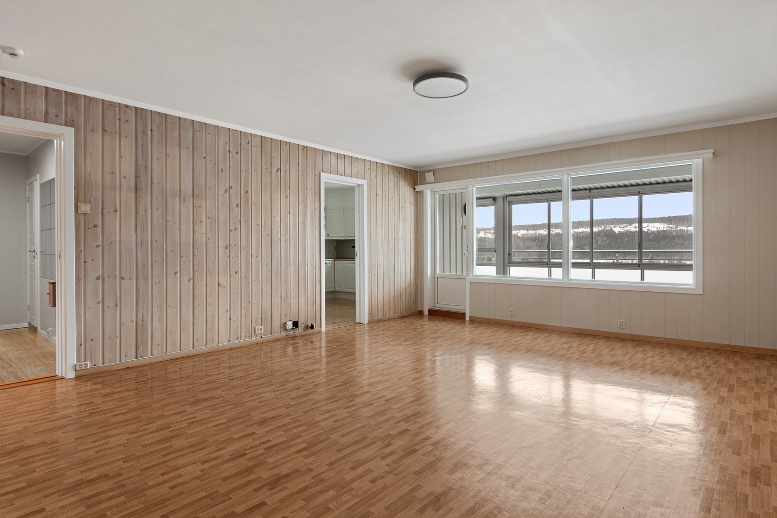 Stuen har panel på veggene og malte mdf-plater. Her er det også utgang til en romslig innglasset balkong. Galleribilde