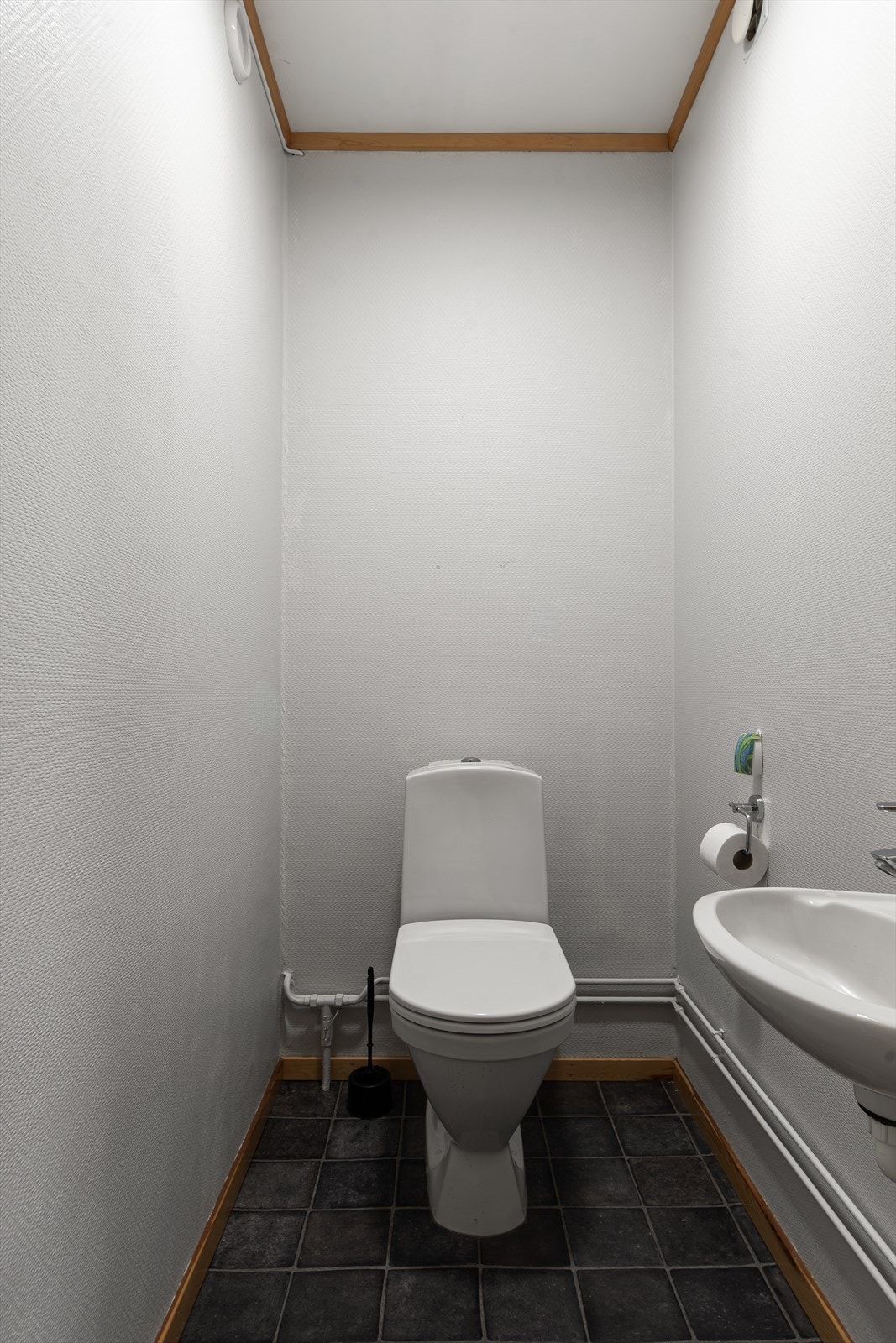 Det er separat toalettrom i leiligheten. Galleribilde