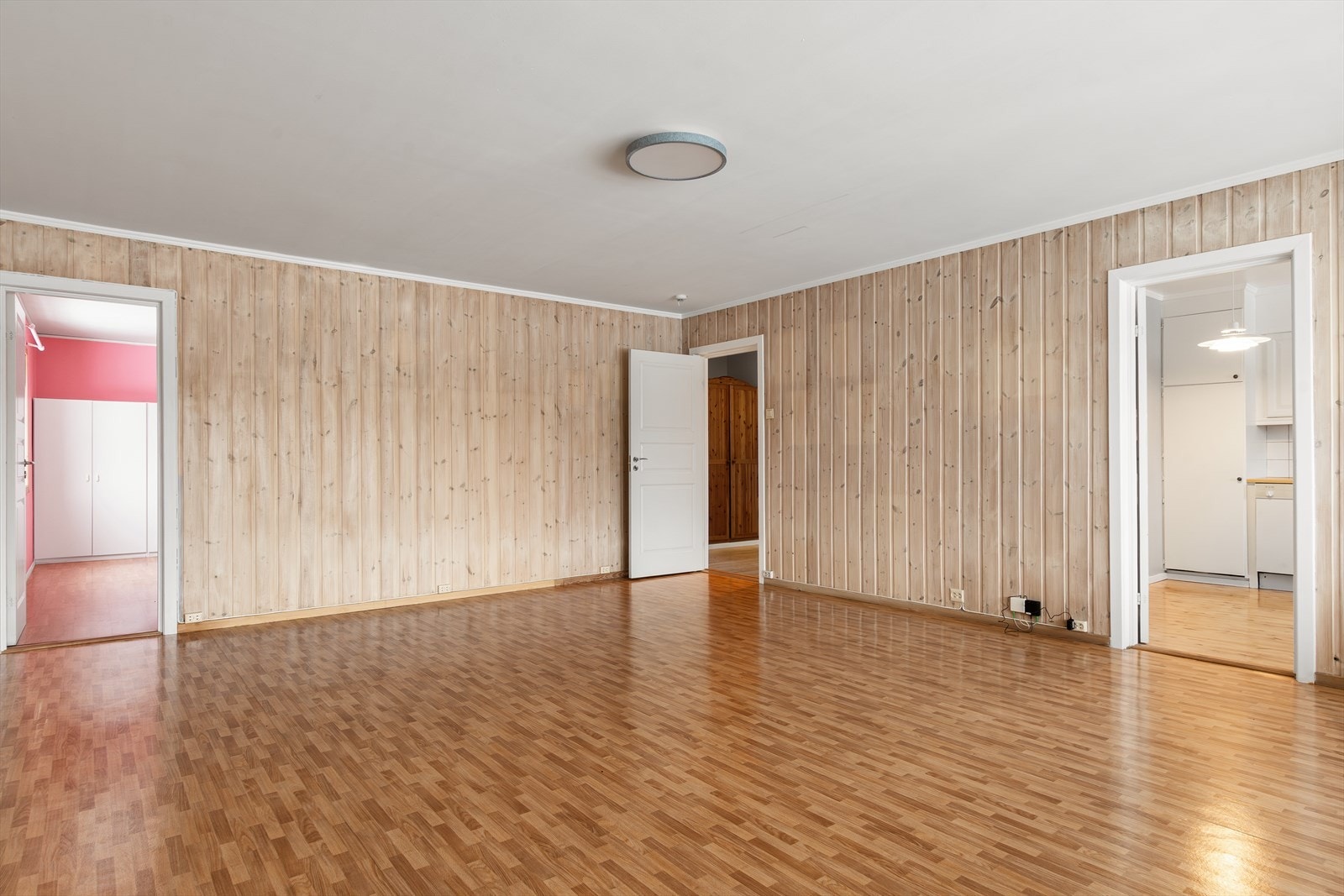 Fra stuen er det inngang inn til et kjempe fint kjøkken! Det er dør mellom. Galleribilde