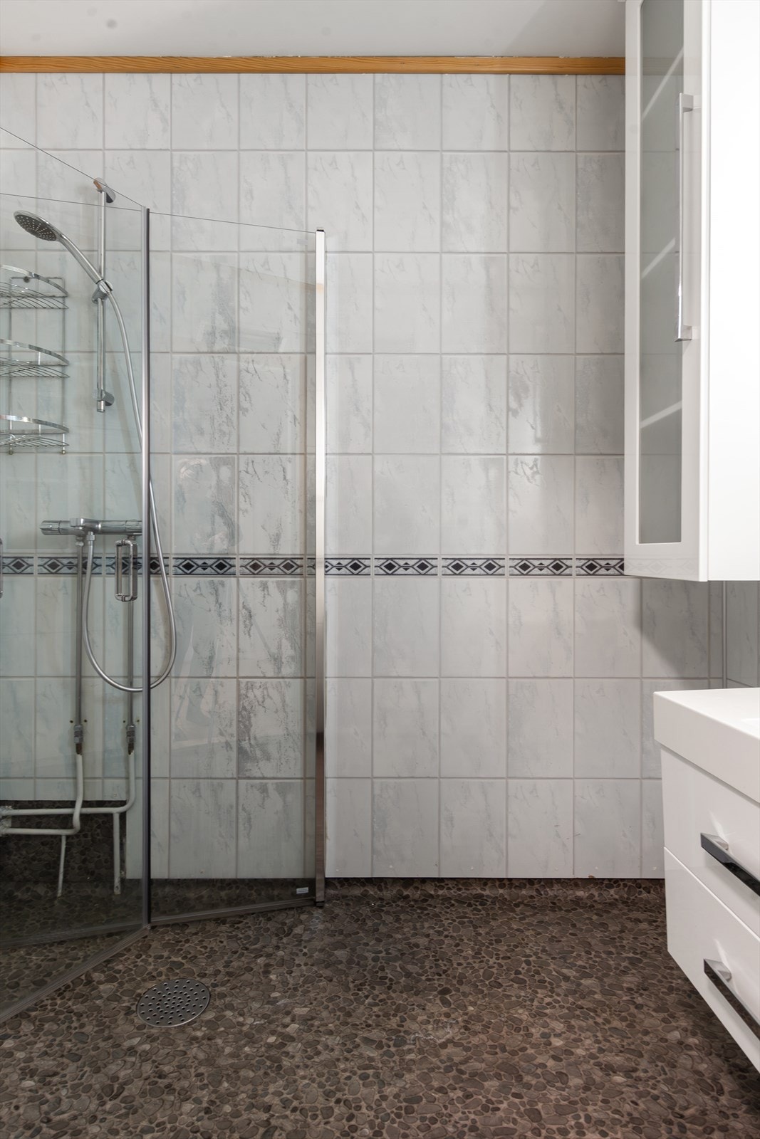 Dusjen har to innfellbare glassvegger - smart så blir det mer gulvplass når den ikke er i bruk! Galleribilde