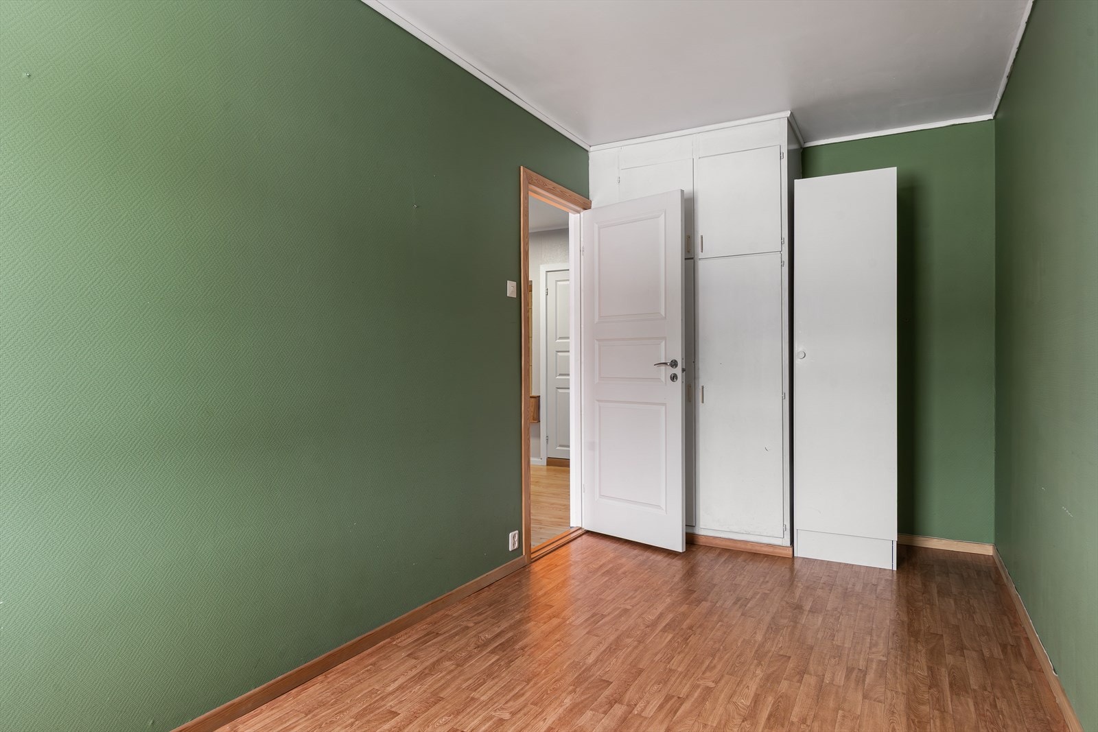 Her er det også plassbygde garderobeskap fra byggeåret. Galleribilde