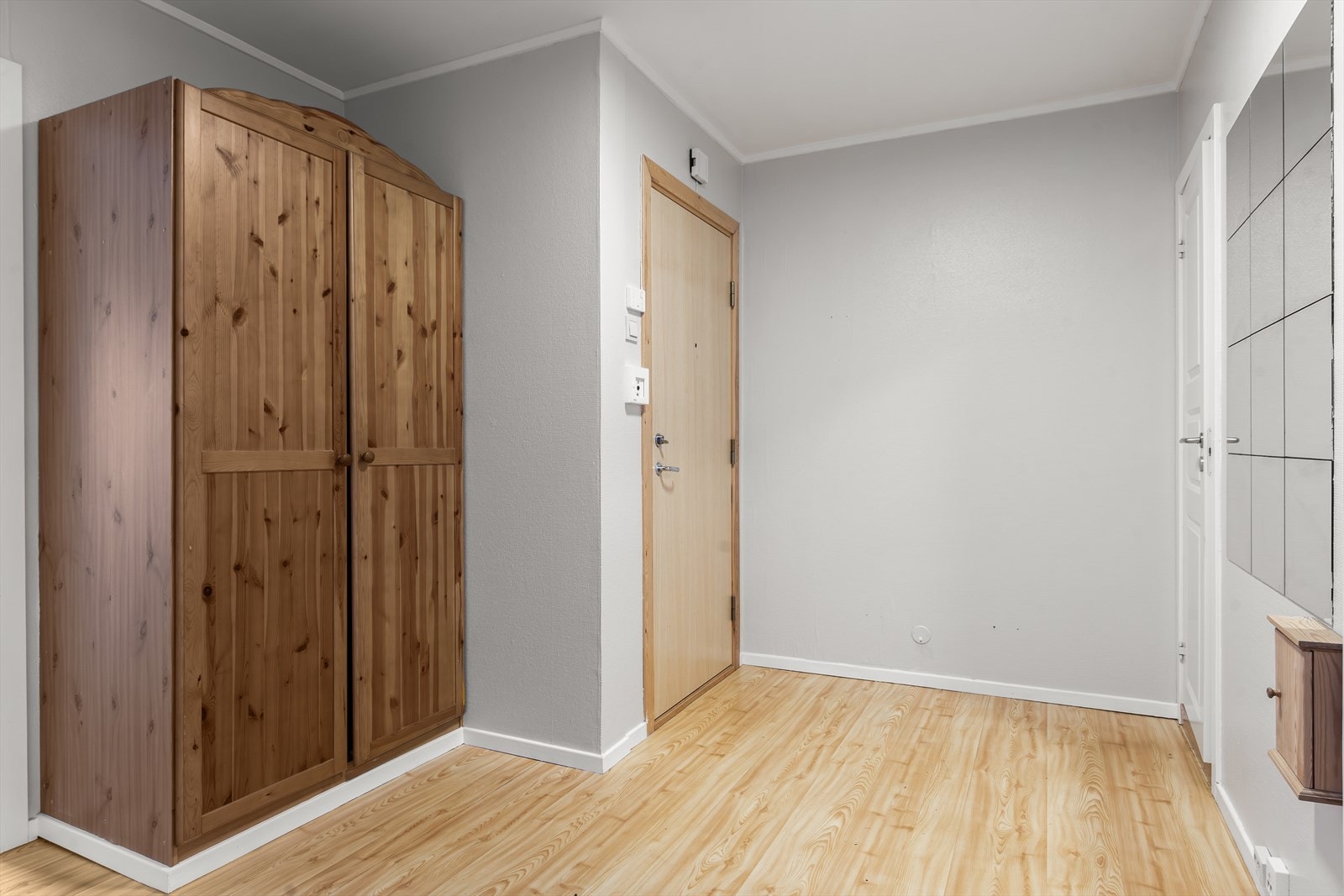 I gangen er det også plass til et romslig garderobeskap. Galleribilde