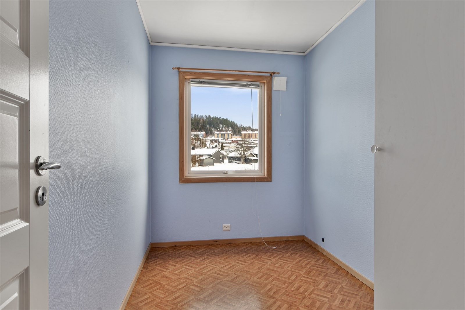 Det blå rommet - dette er det minste soverommet og har garderobeskap fra byggeåret. Galleribilde