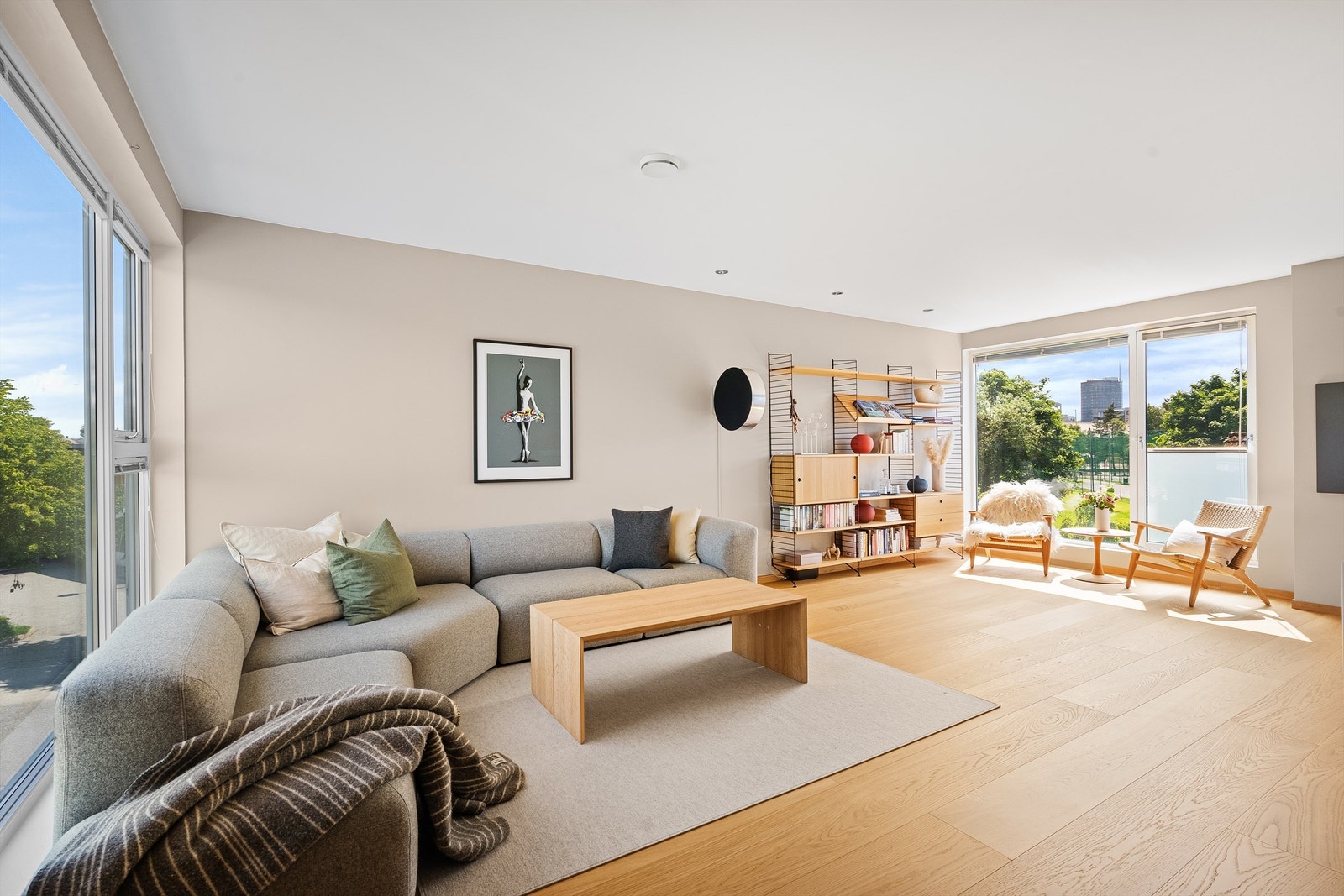 Planløsningen er smart fordelt over tre plan og gir gode soner for både familieliv, arbeid og avslapning. Galleribilde