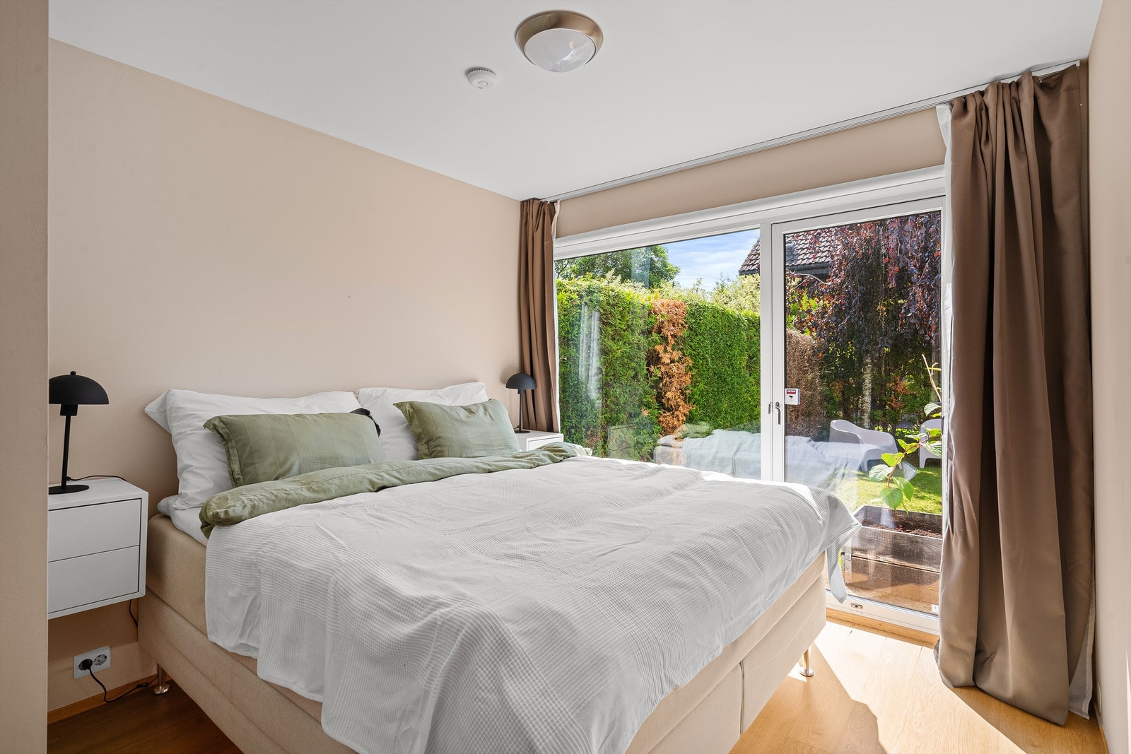Soverom med direkte utgang til solrik og lun hage. Galleribilde