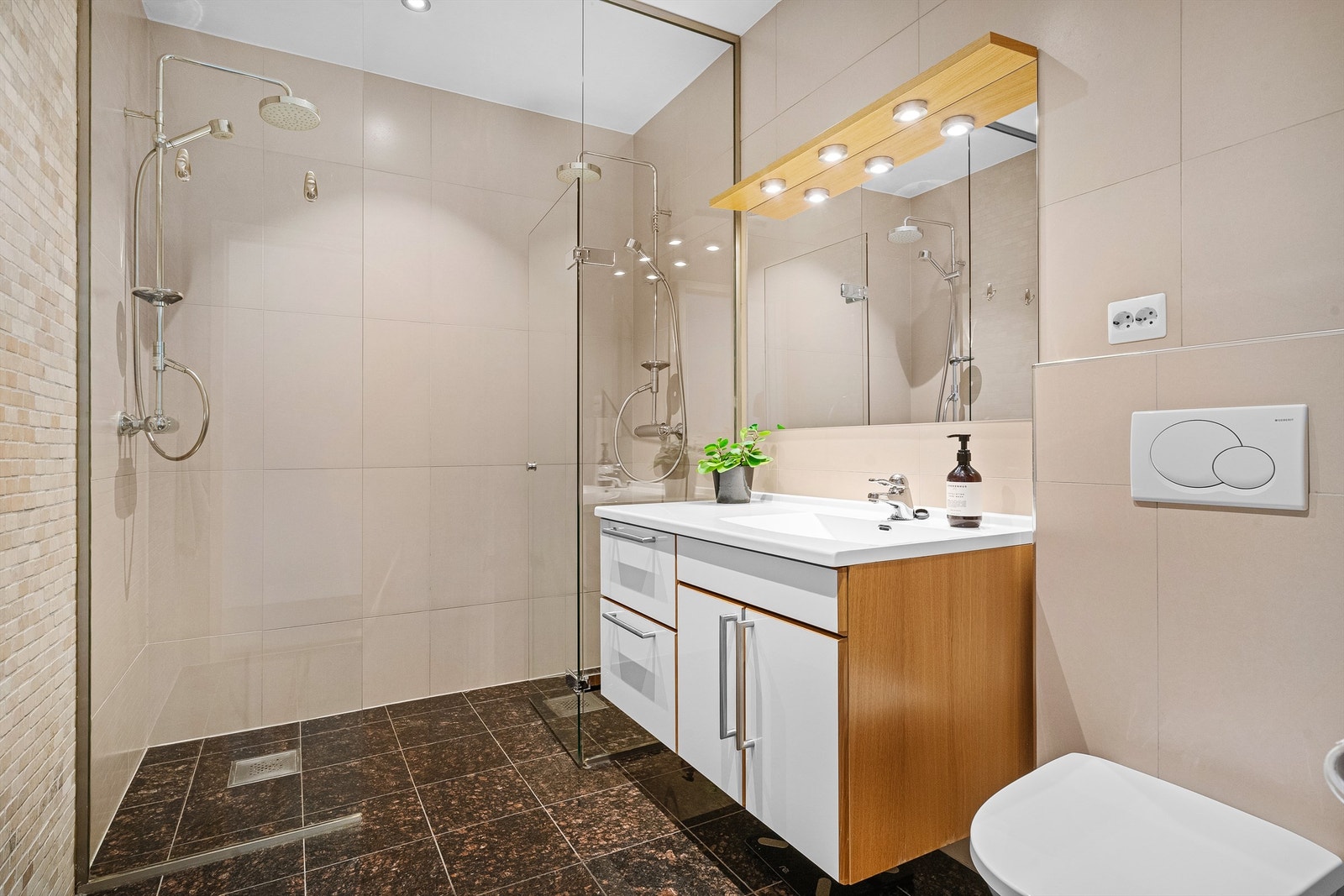 Lekkert, helfliset bad i 1 etg. Galleribilde