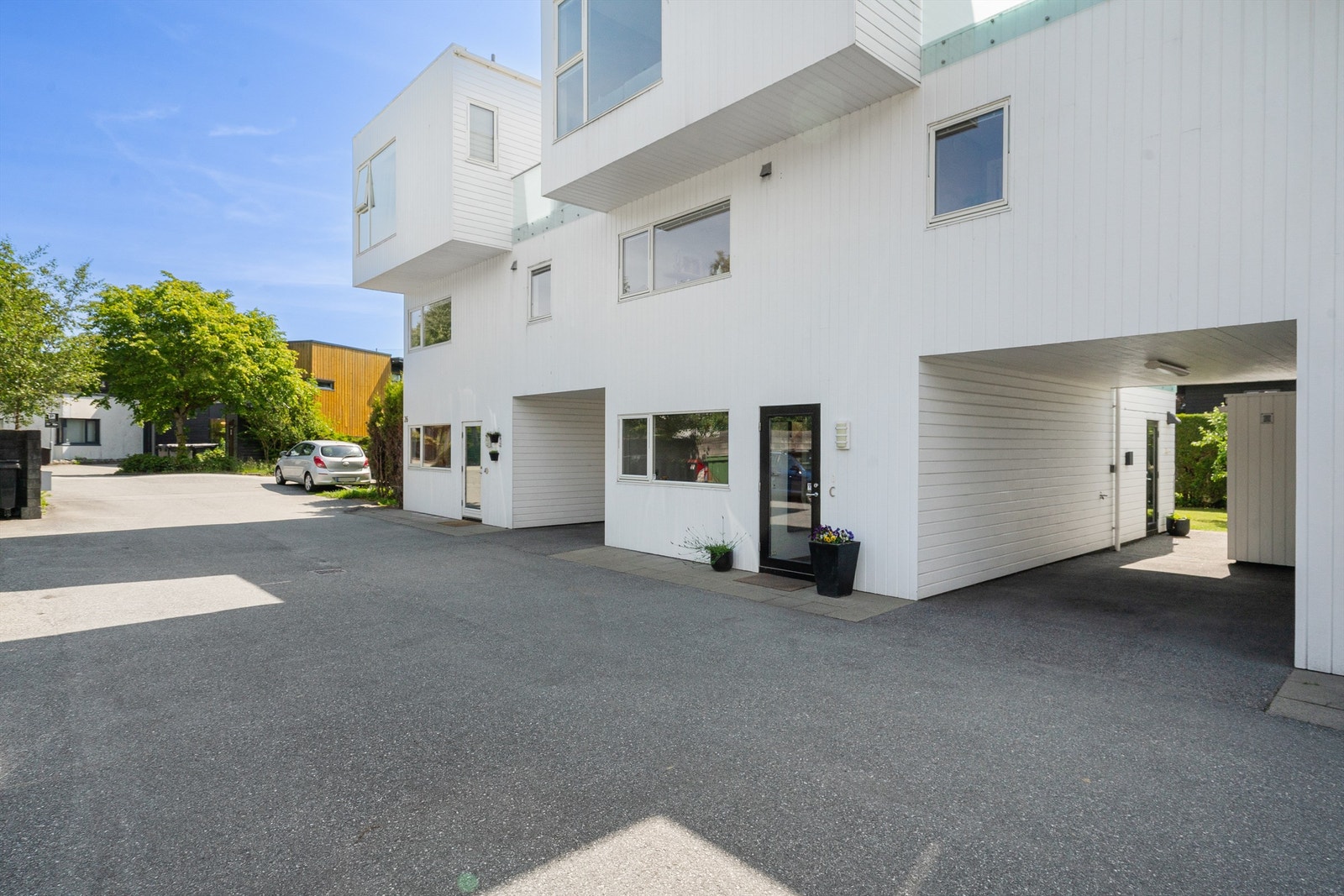 Romslig carport med el-billader. Praktisk biinngang fra carport. Galleribilde