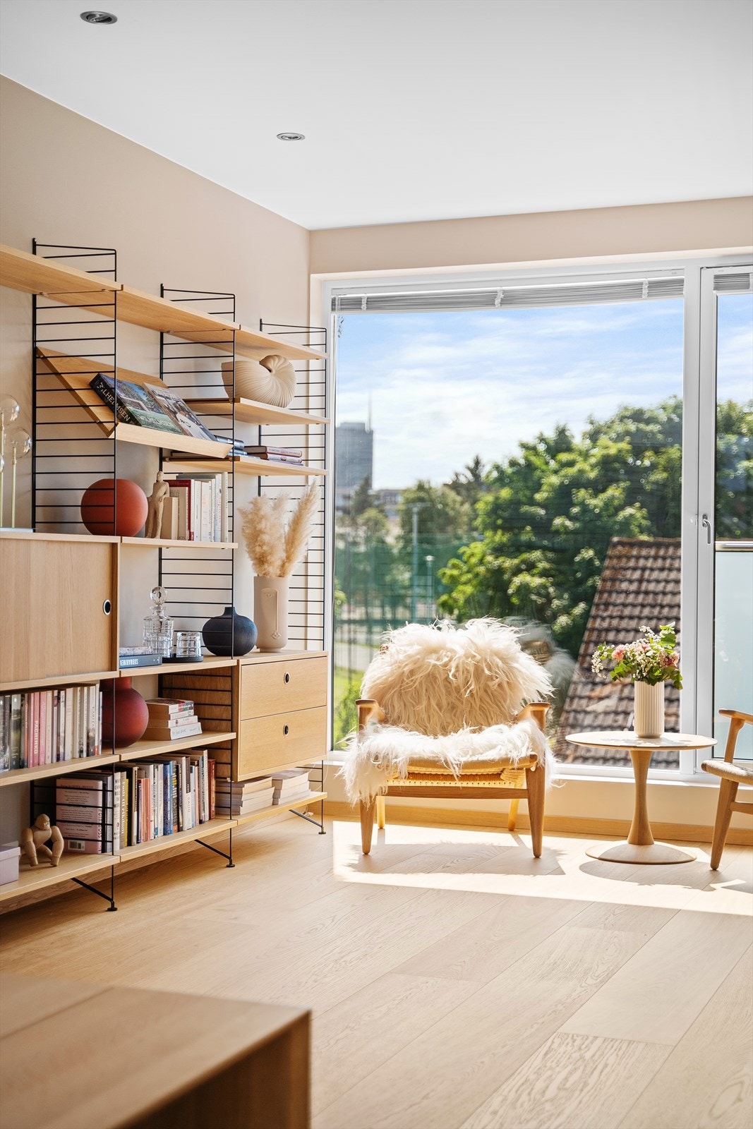 Store vindusflater gir rikelig og gjennomgående naturlig lys. Galleribilde